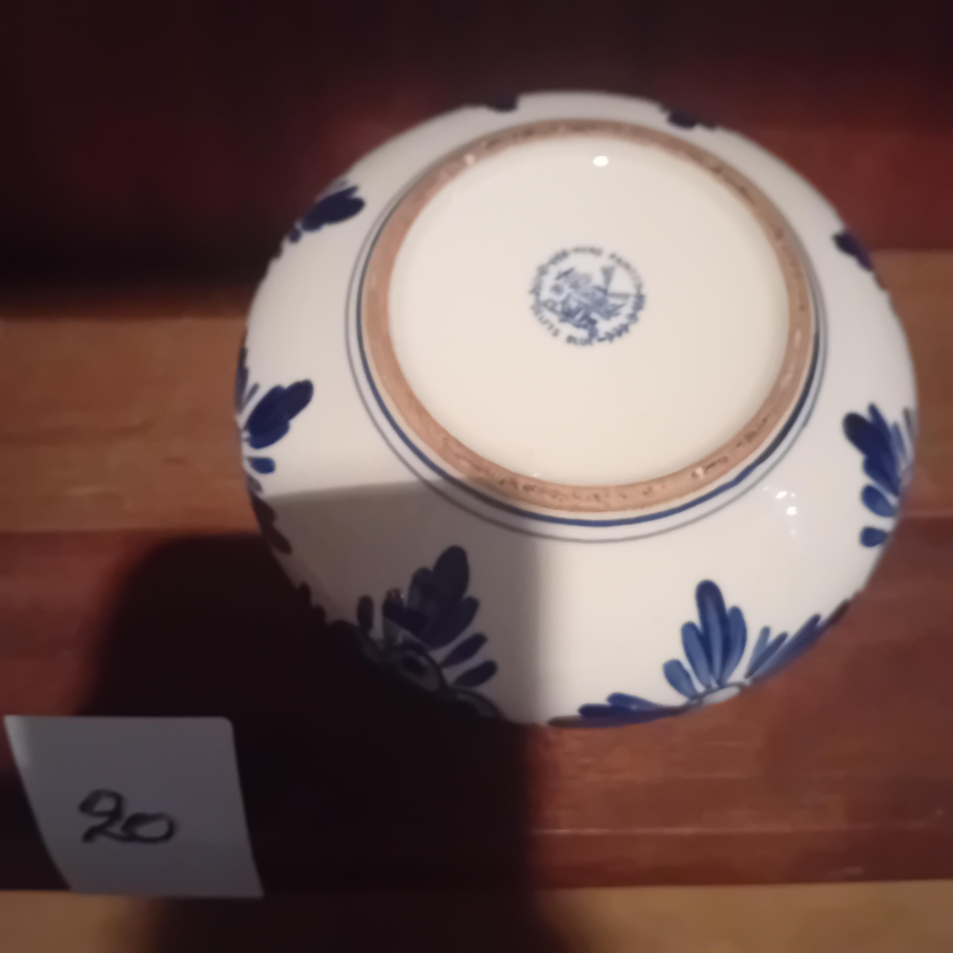 Klassieke ronde bonbonnière / voorraadpot met deksel en blauw-witte florale beschildering lot 20 – foto 3 – kavel bij Goeiendeal, Lommel