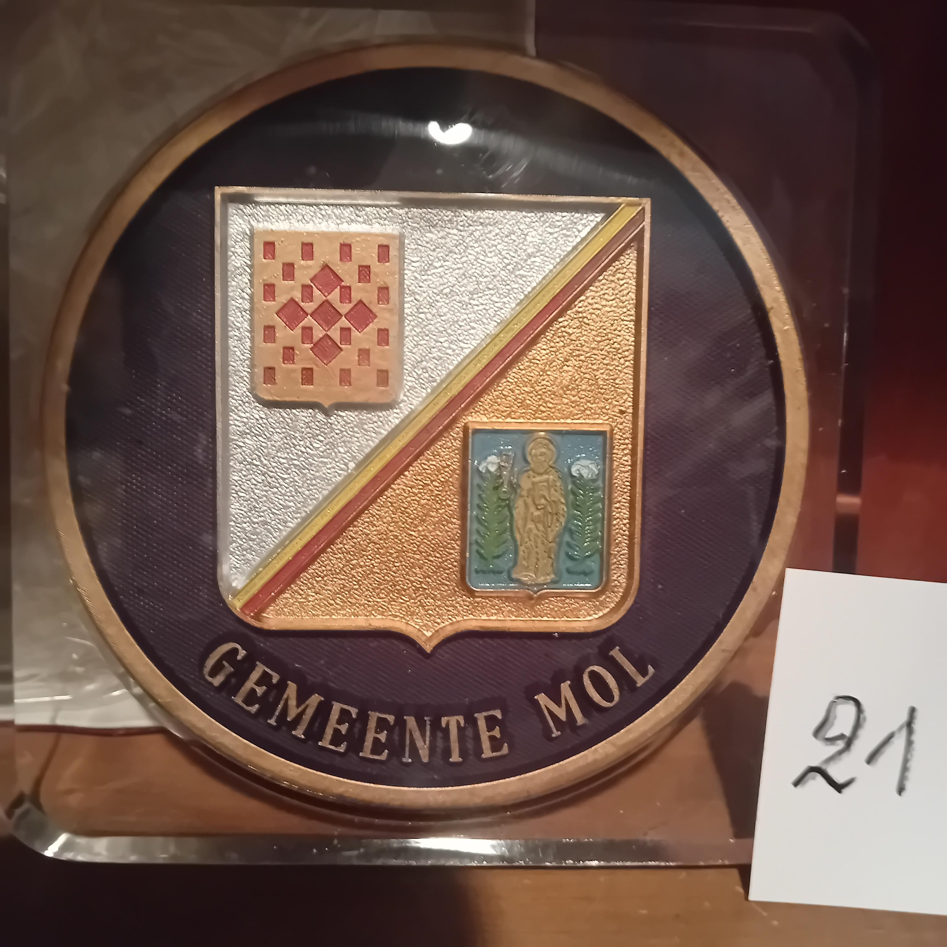 Medaille / herdenkingspenning in plexiglas met het wapenschild van Gemeente Mol lot 21 – foto 2 – kavel bij Goeiendeal, Lommel