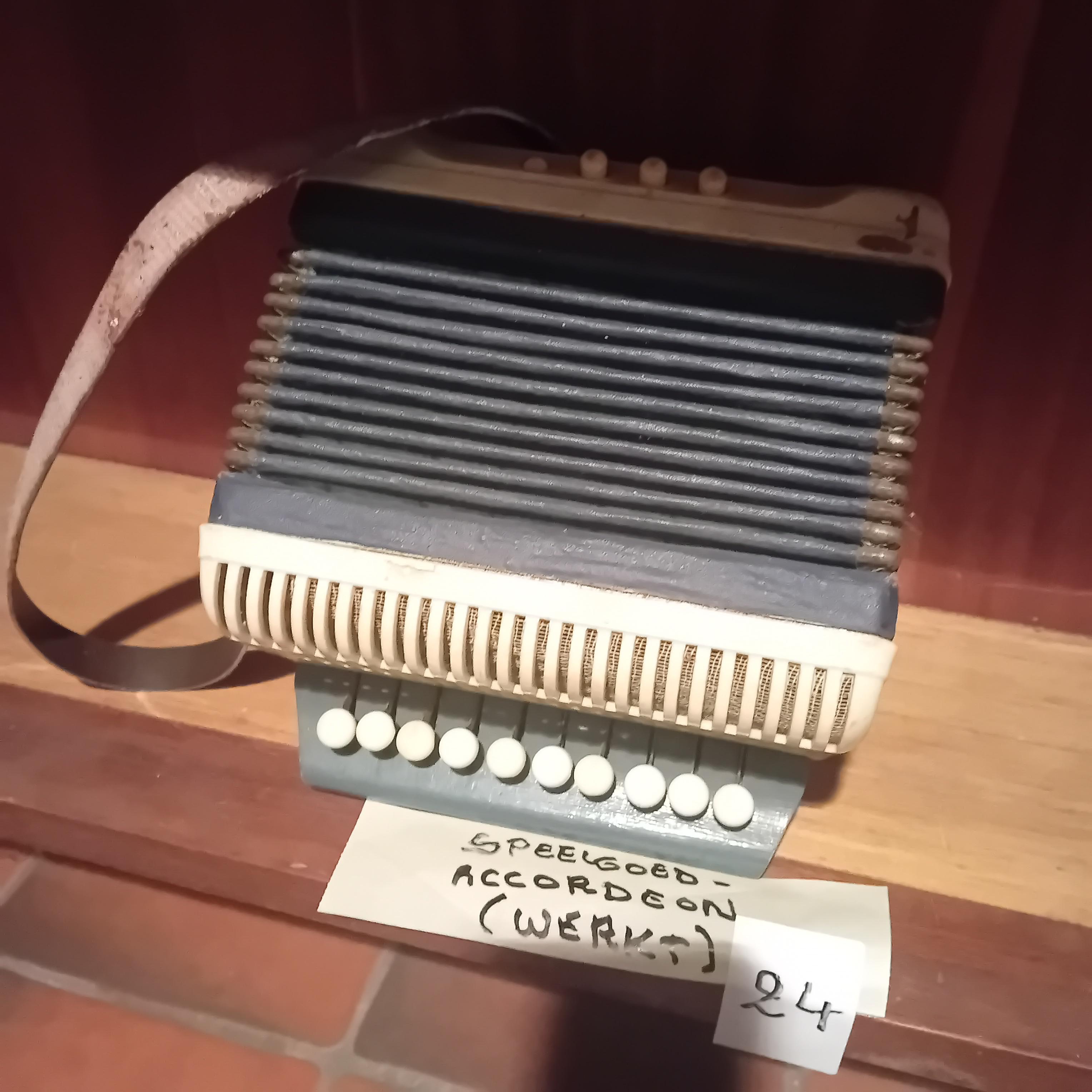 Speelgoedaccordeon (werkend) met draagriem lot 24 – kavel bij Goeiendeal, Lommel