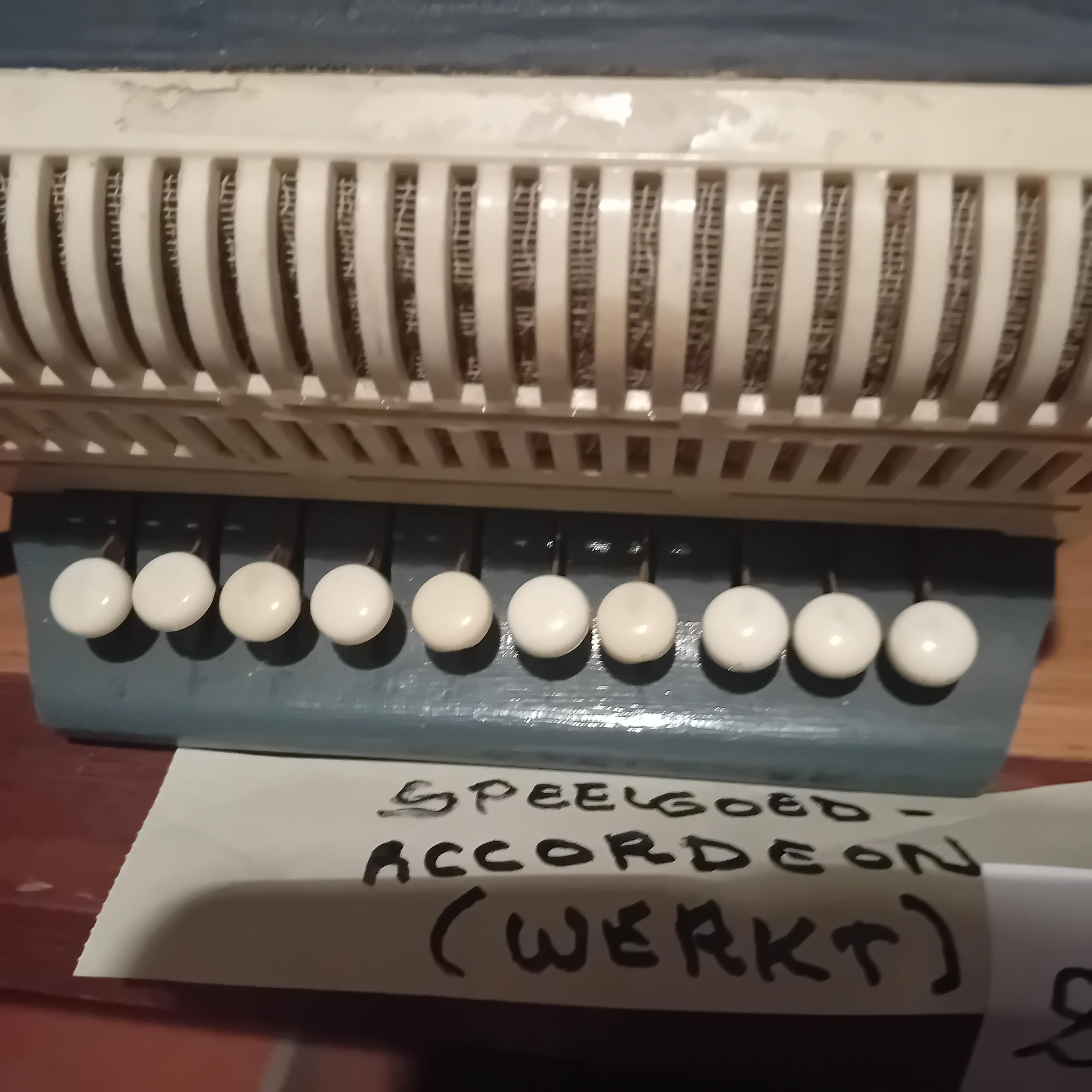 Speelgoedaccordeon (werkend) met draagriem lot 24 – foto 2 – kavel bij Goeiendeal, Lommel