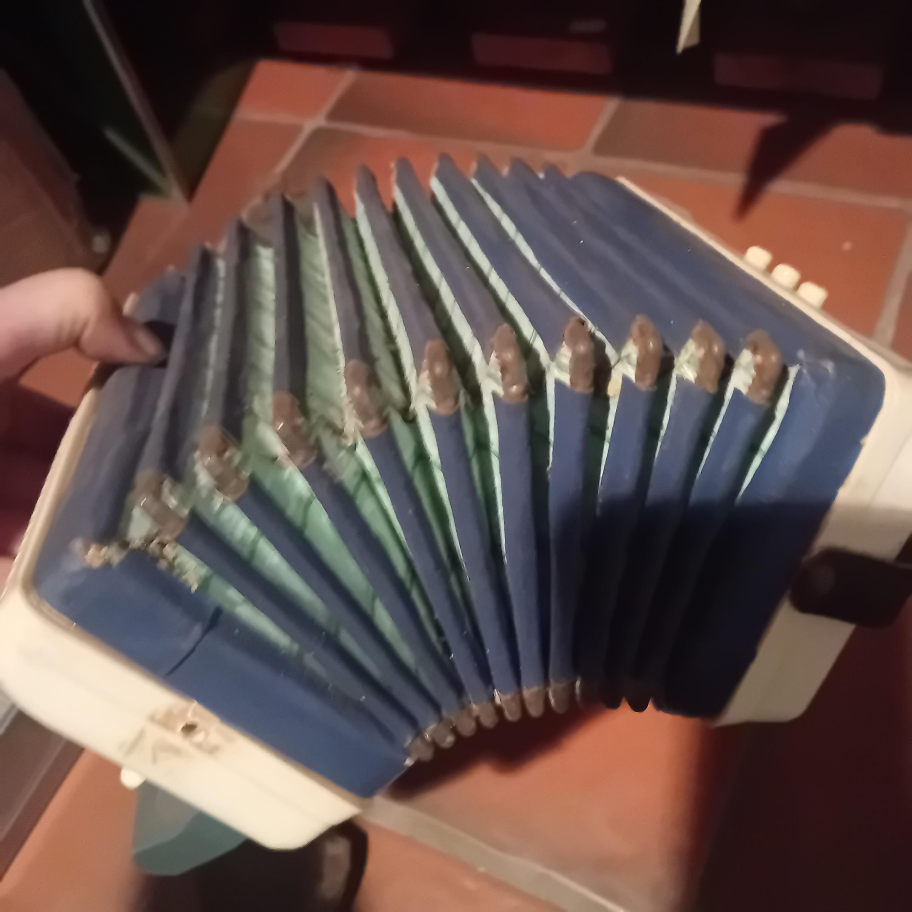 Speelgoedaccordeon (werkend) met draagriem lot 24 – foto 3 – kavel bij Goeiendeal, Lommel