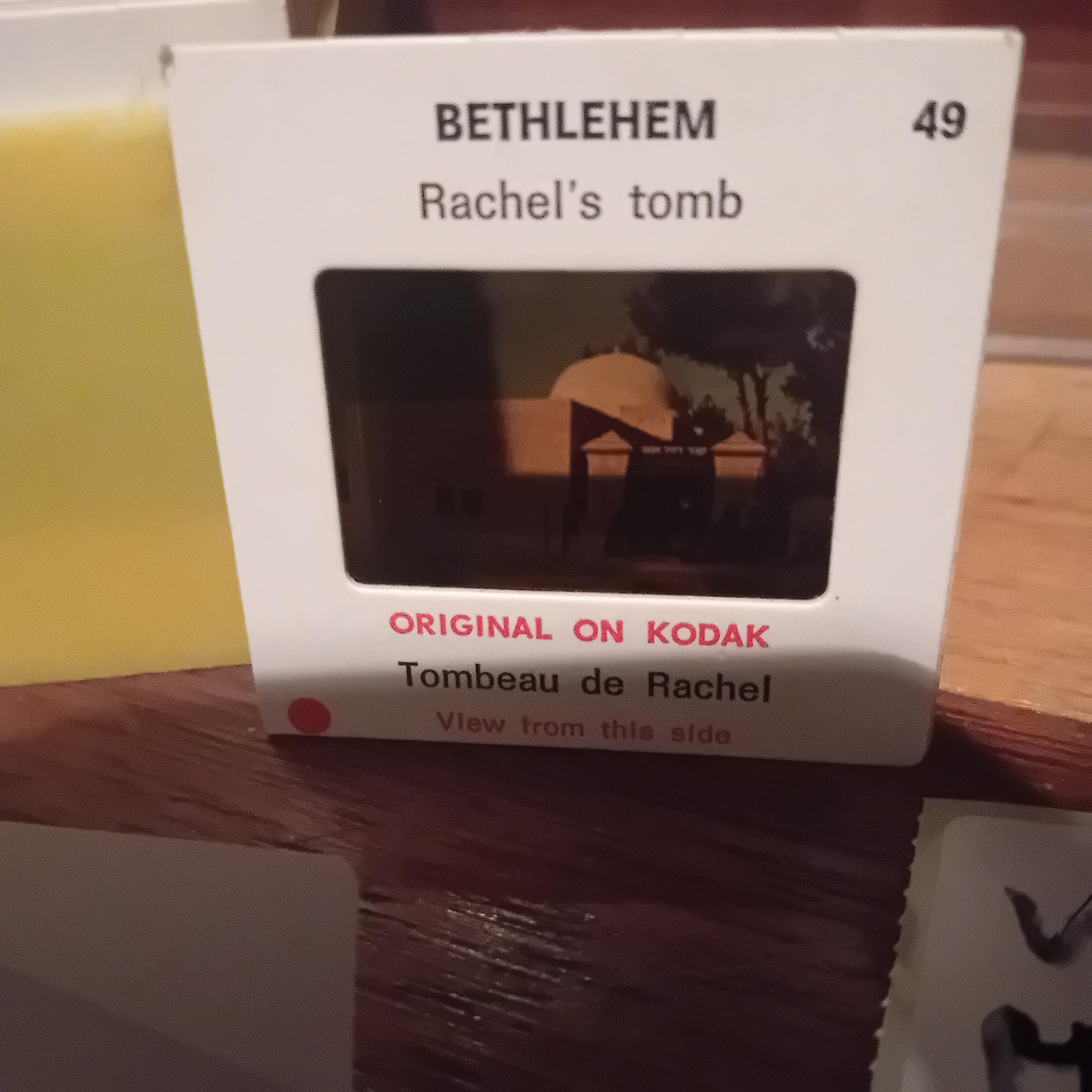 Grote gele verzamelbak gevuld met een verzameling historische dia's lot 26 – foto 2 – kavel bij Goeiendeal, Lommel