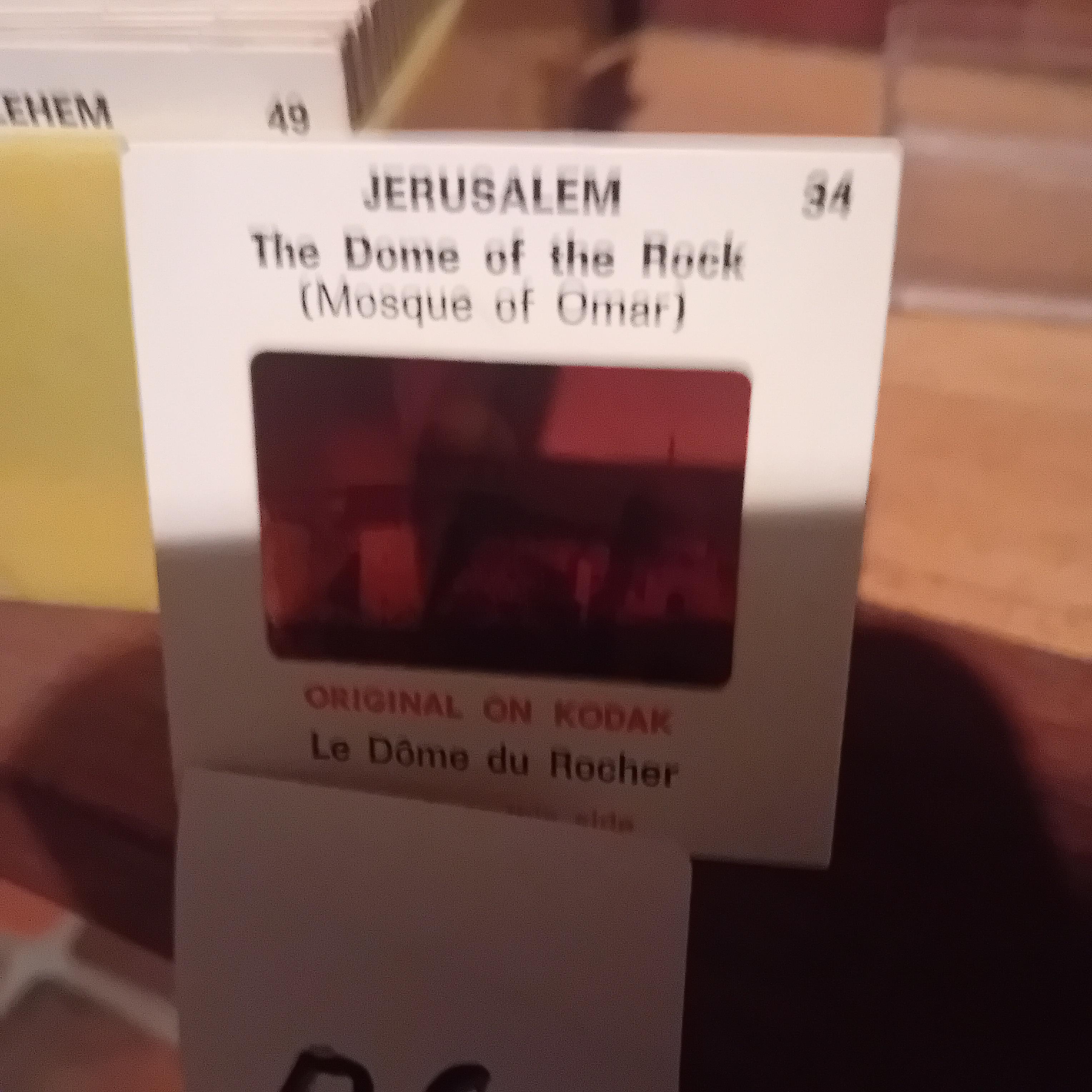 Grote gele verzamelbak gevuld met een verzameling historische dia's lot 26 – foto 3 – kavel bij Goeiendeal, Lommel
