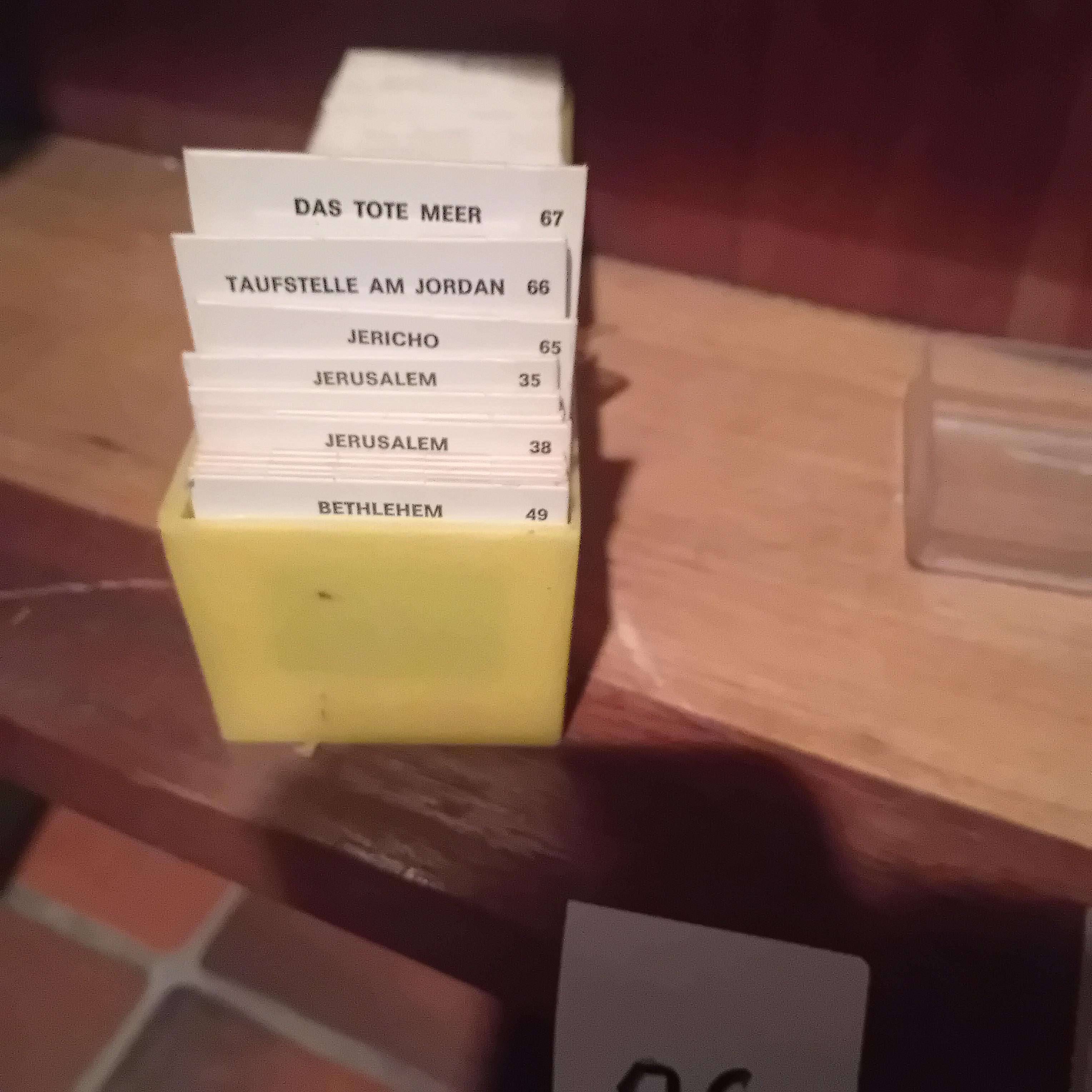 Grote gele verzamelbak gevuld met een verzameling historische dia's lot 26 – foto 4 – kavel bij Goeiendeal, Lommel