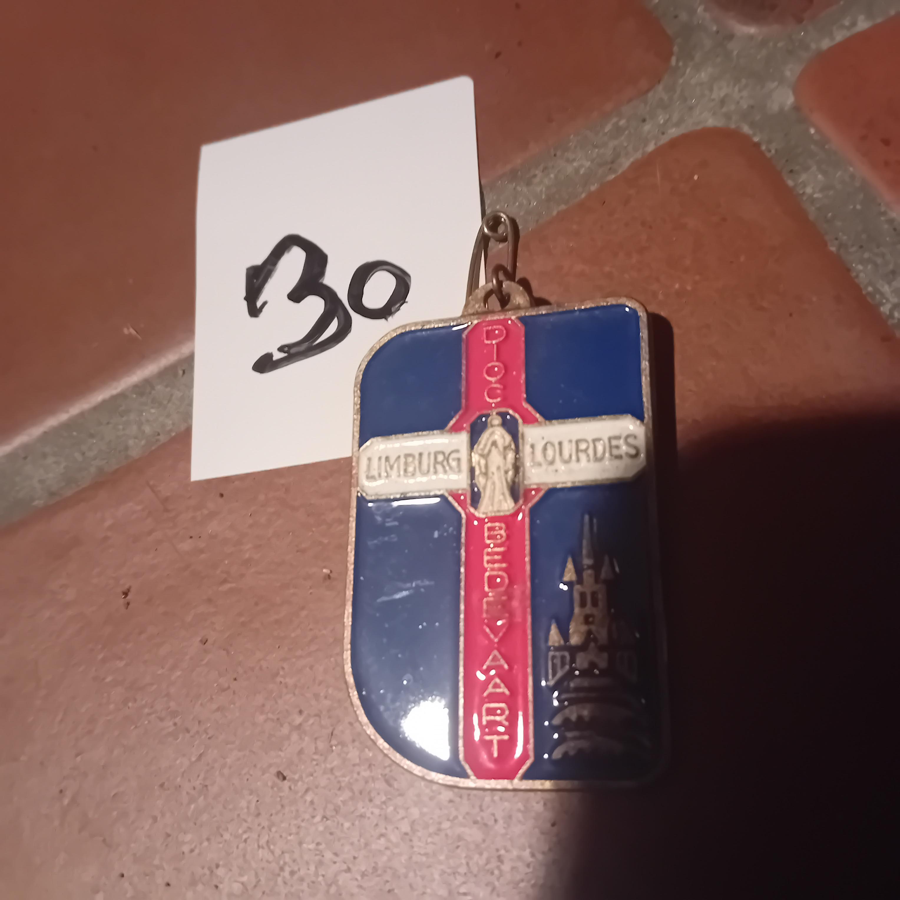 Religieuze herdenkingsspeld / hanger van Lourdes (Limburgse Bedevaart) met kruis-en kerkvoorstelling lot 30 – kavel bij Goeiendeal, Lommel