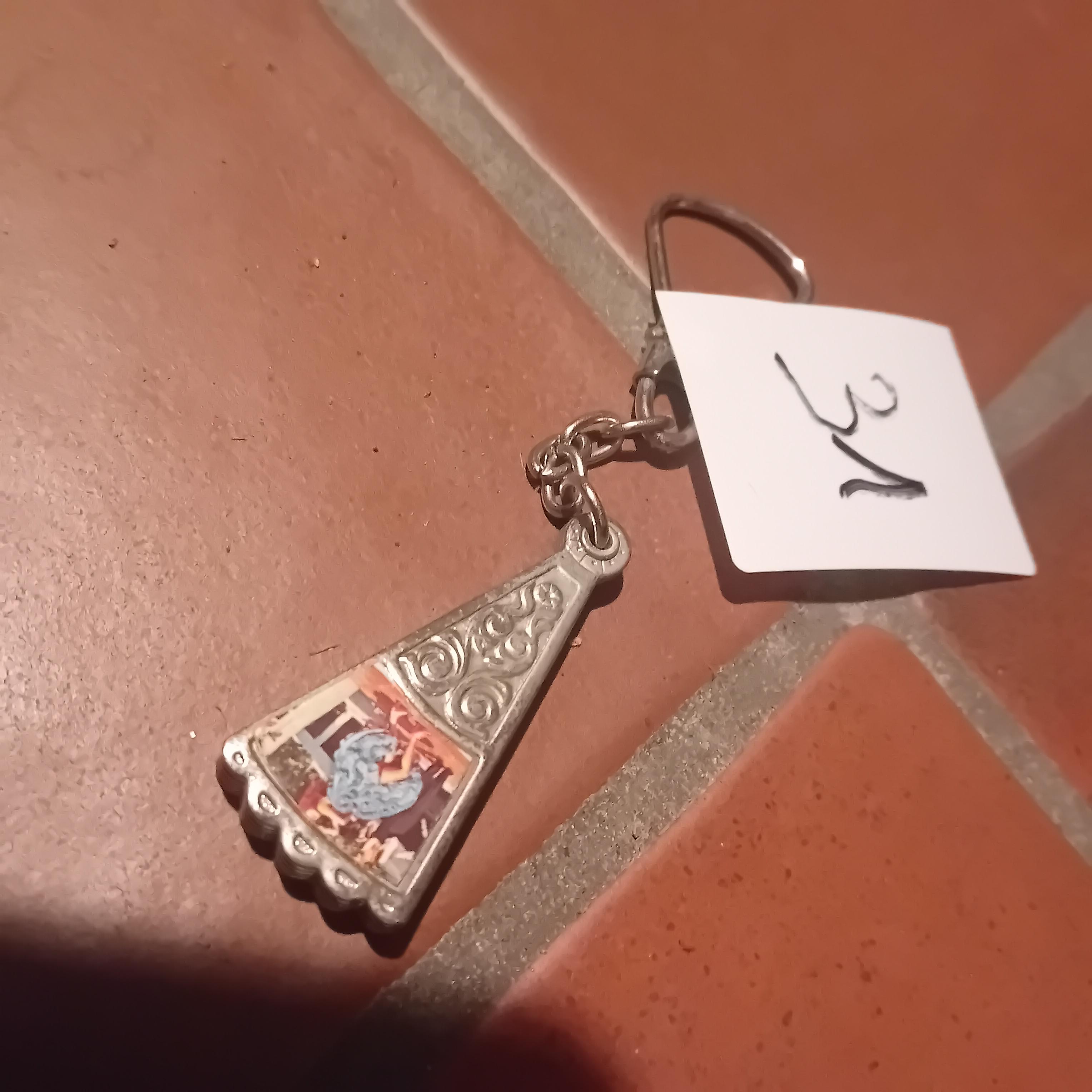 Decoratieve sleutelhanger in de vorm van een uitklapbare waaier met afbeeldingen lot 31 – foto 2 – kavel bij Goeiendeal, Lommel