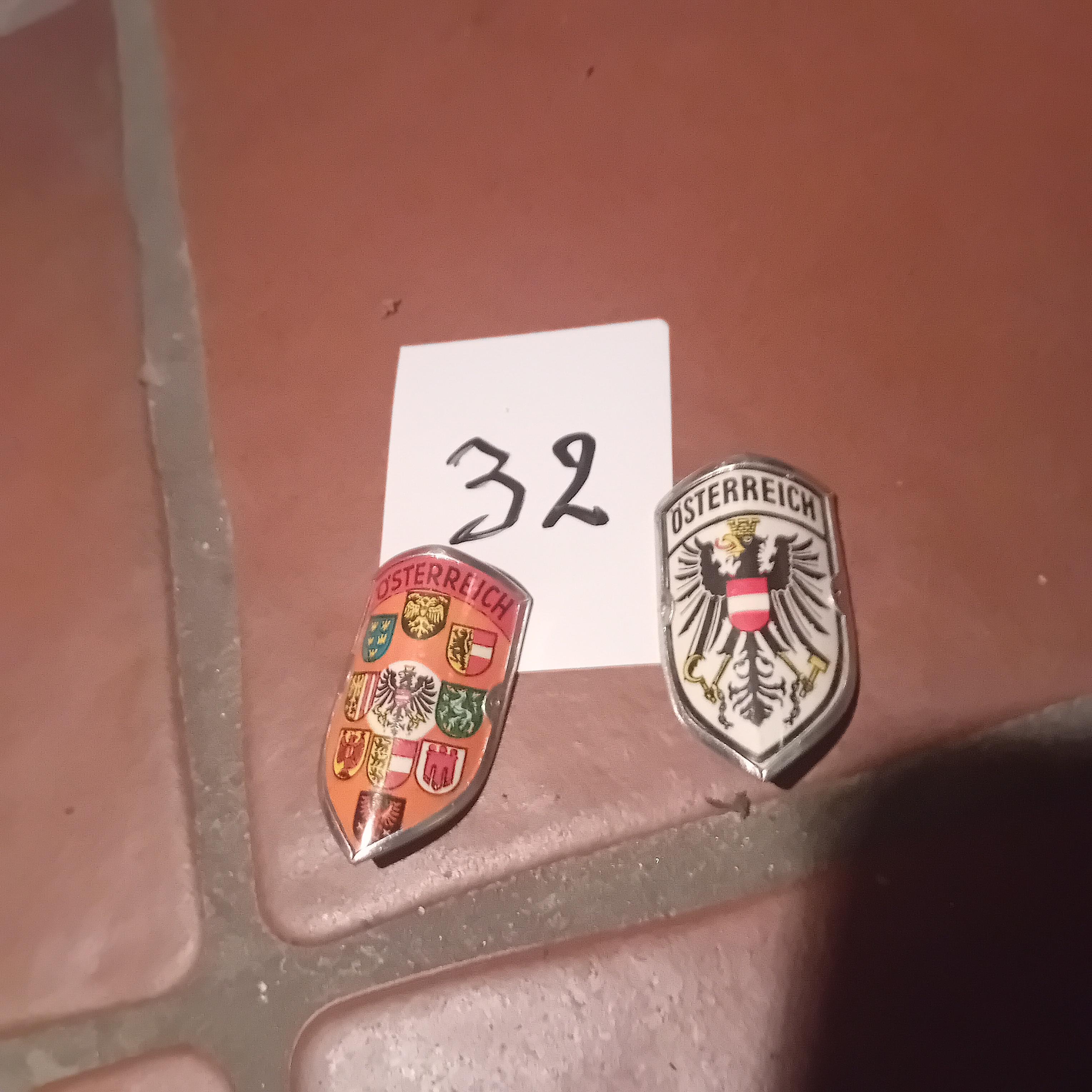 Set van 2 verschillende wandelstokschildjes / insignes van Oostenrijk (Österreich) met wapenschilden lot 32 – kavel bij Goeiendeal, Lommel