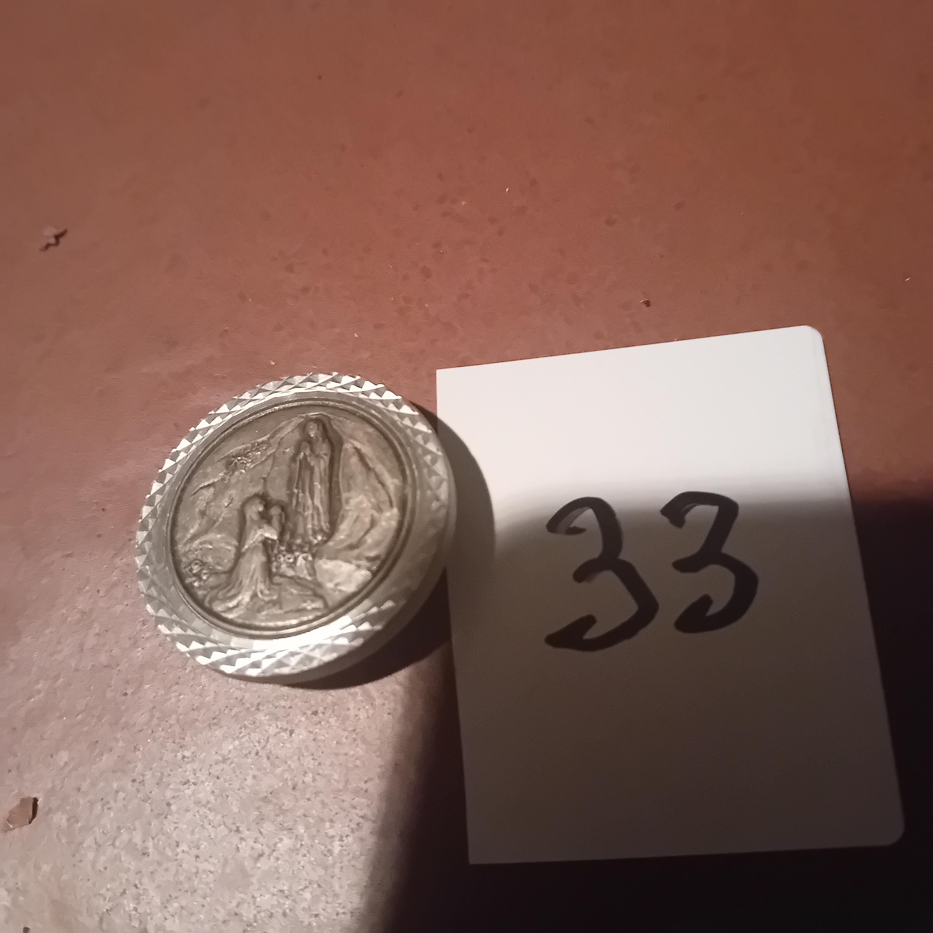 Ronde religieuze herdenkingsmunt / penning met een reliëfafbeelding van een biddende figuur bij Maria lot 33 – kavel bij Goeiendeal, Lommel