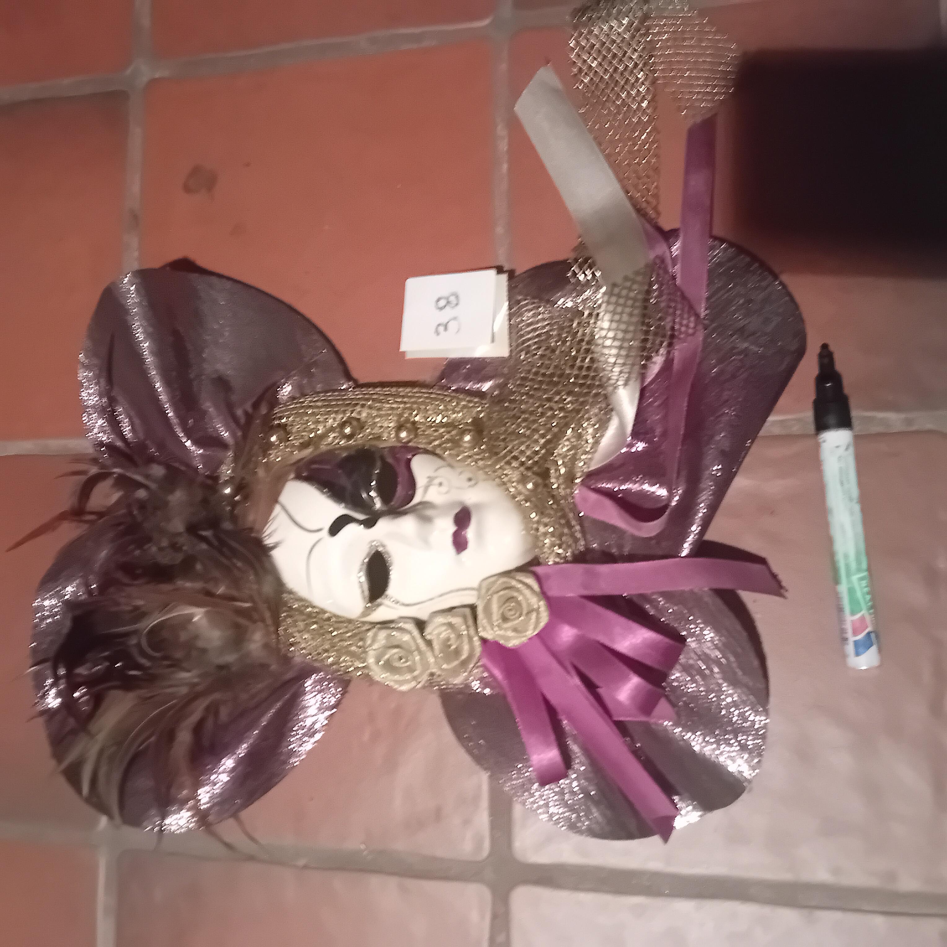 Klassiek Venetiaans carnavalsmasker met paars-goudkleurige stoffen versiering lot 38 – kavel bij Goeiendeal, Lommel