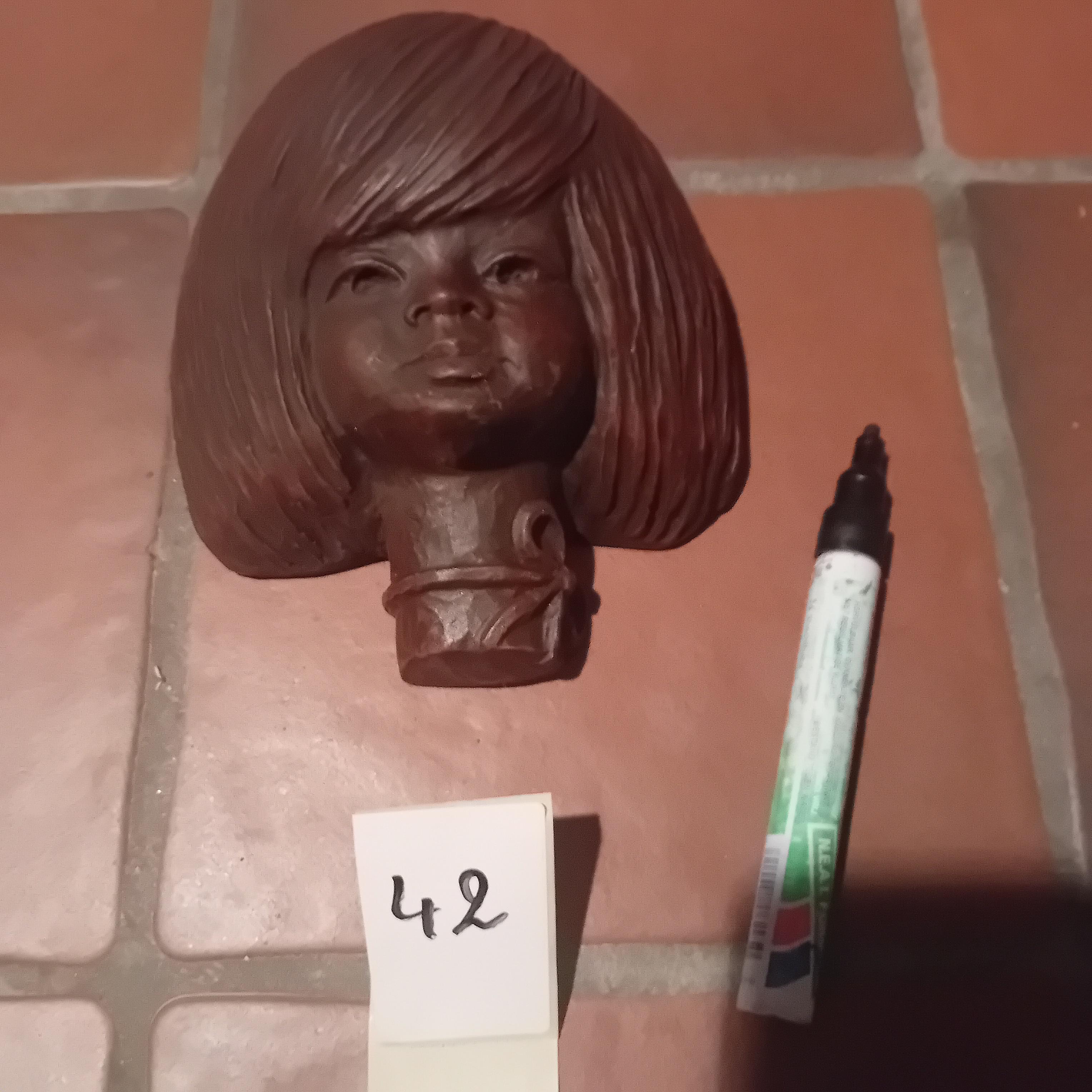Wanddecoratie / reliëfkop van een jong meisje lot 42 – kavel bij Goeiendeal, Lommel