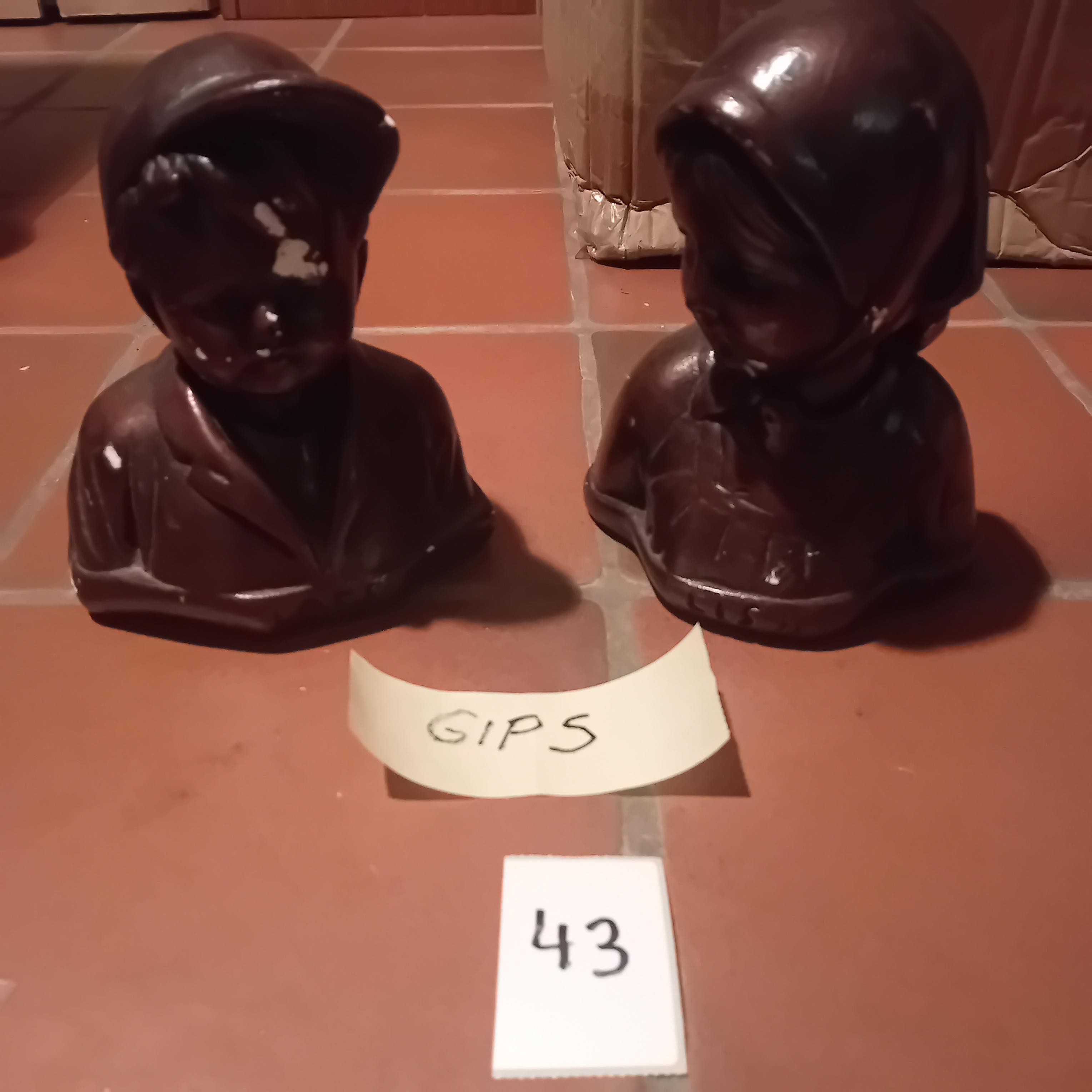 Set van 2 bustes / borstbeelden van een jongen met pet en een meisje met hoofddoek lot 43 – kavel bij Goeiendeal, Lommel