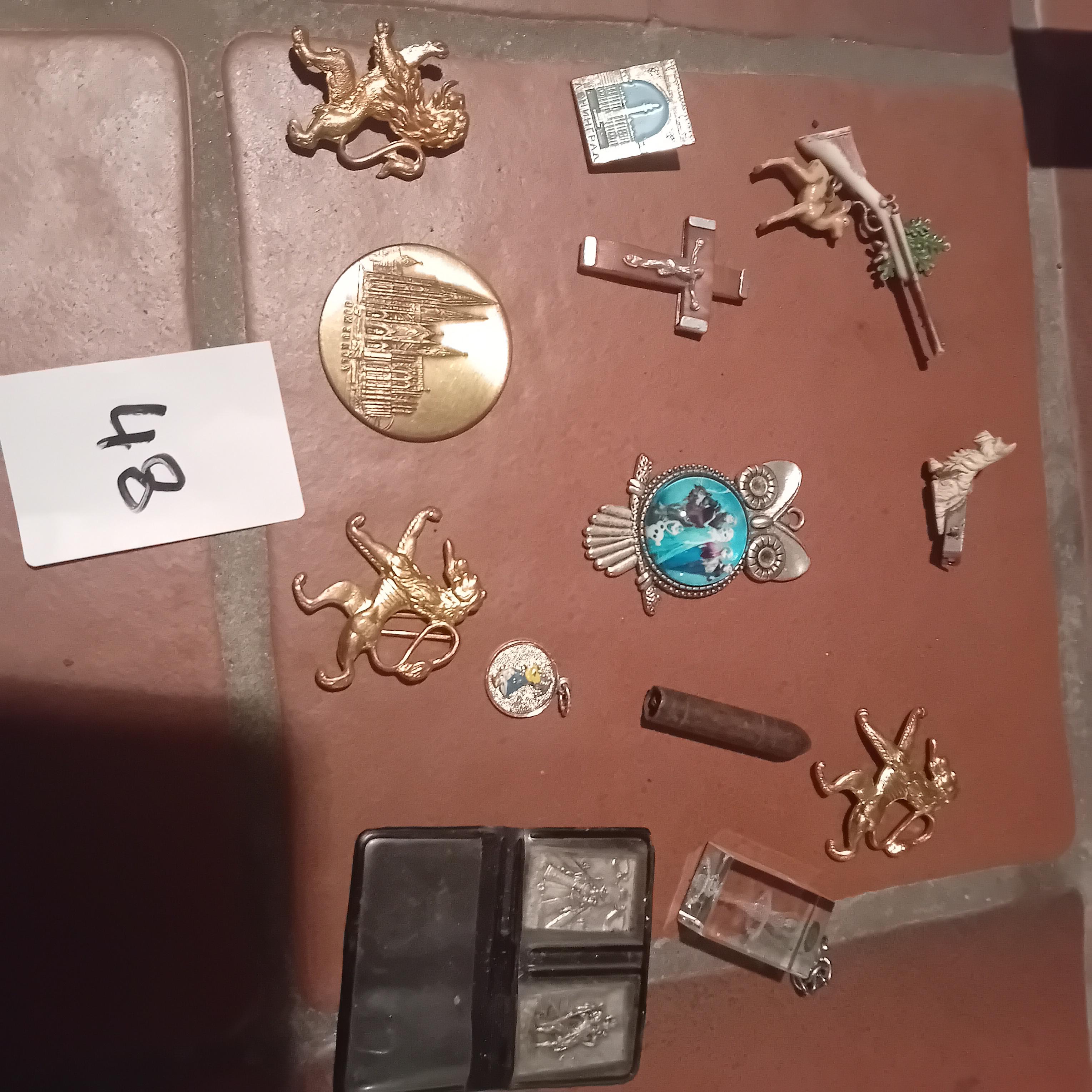 Gevarieerd lot verzamelobjecten, spelden en insignes waaronder leeuwenfiguurtjes, een uilenbroche, religieuze hangers en een herdenkingspenning van… – kavel bij Goeiendeal, Lommel