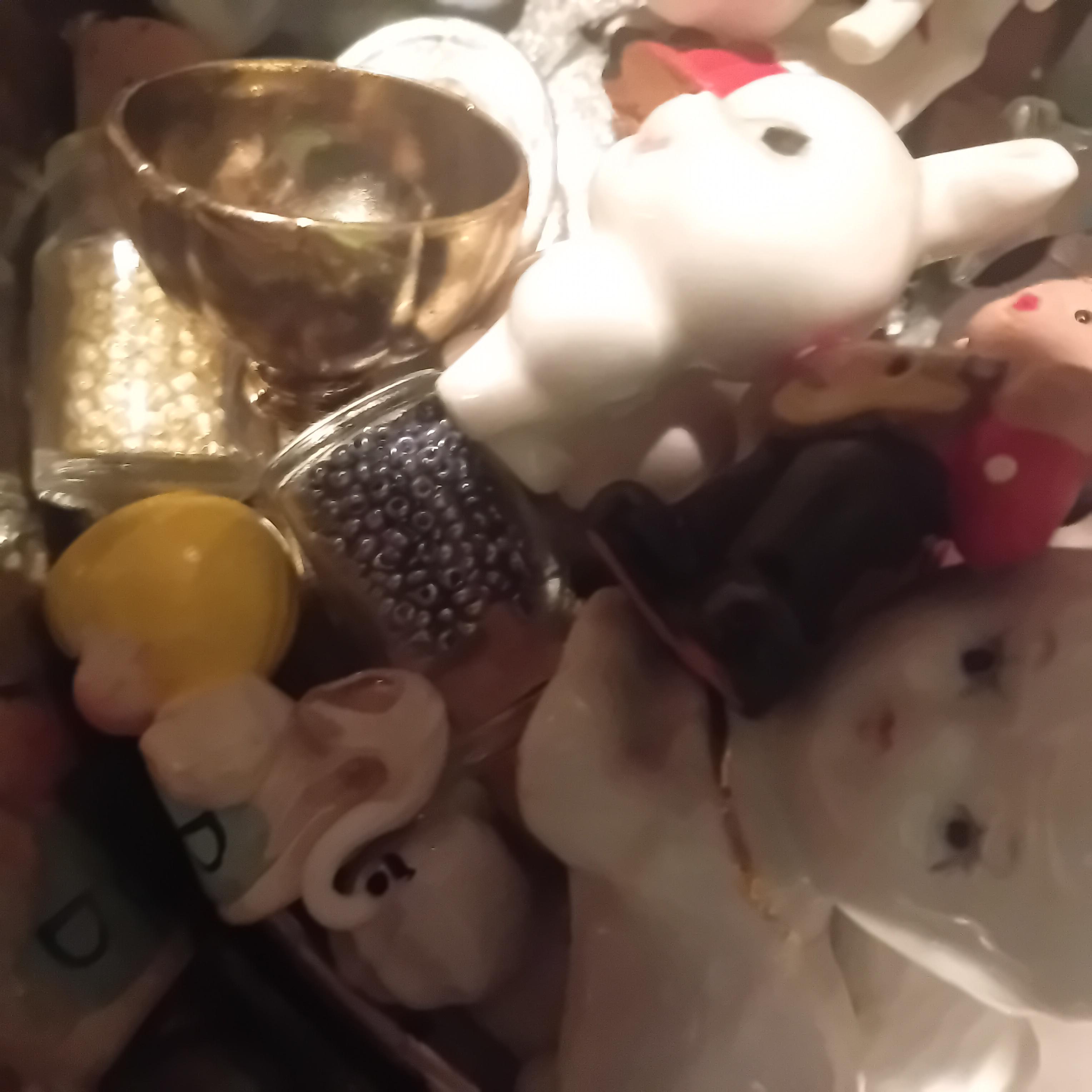 Ronde blikken trommel gevuld met een verzameling diverse miniatuurbeeldjes waaronder figuurtjes van olifanten, konijntjes en engeltjes lot 49 – foto 2 – kavel bij Goeiendeal, Lomme
