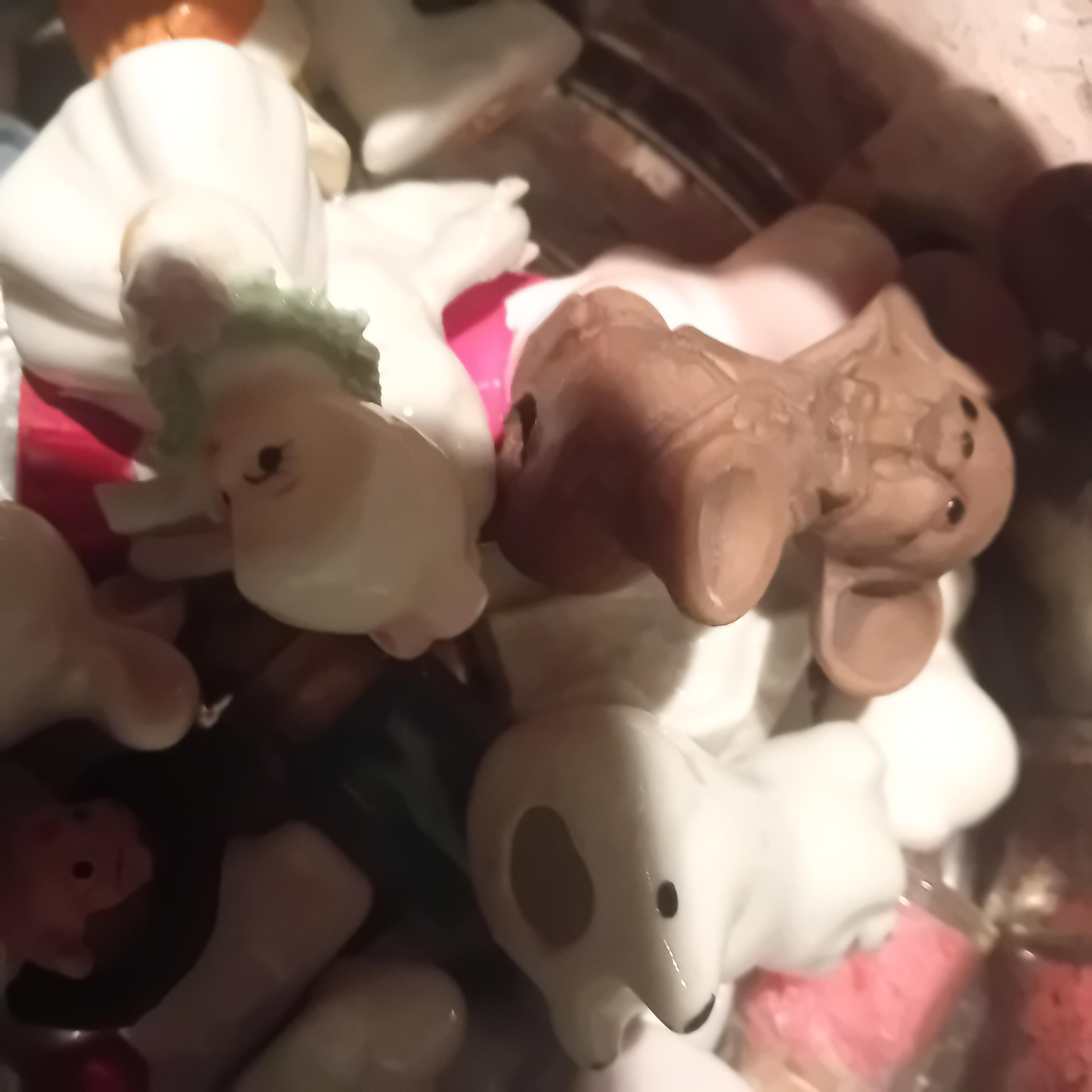Ronde blikken trommel gevuld met een verzameling diverse miniatuurbeeldjes waaronder figuurtjes van olifanten, konijntjes en engeltjes lot 49 – foto 3 – kavel bij Goeiendeal, Lomme