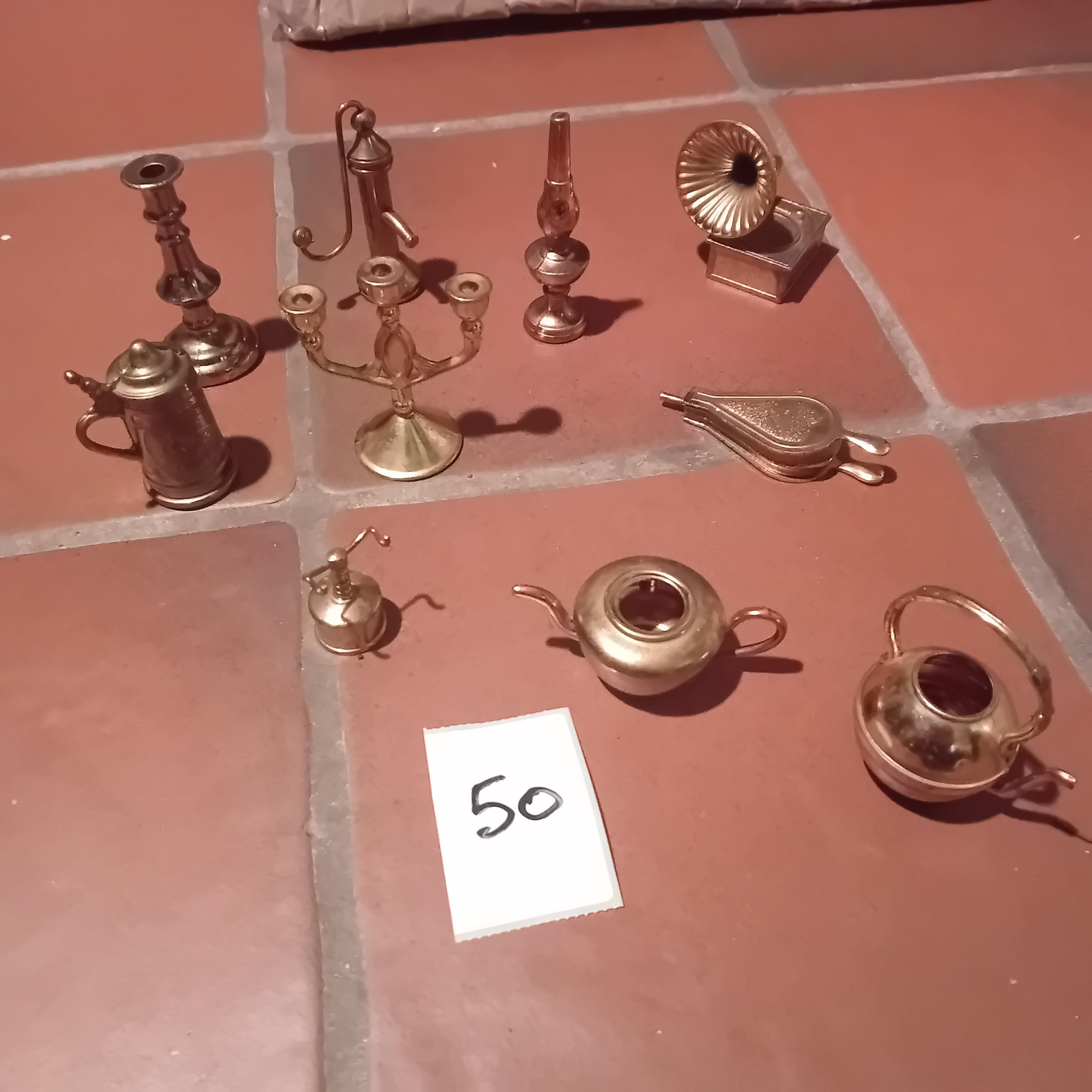 10-delige set van diverse miniatuur-decoratieobjecten waaronder een kandelaar, een grammofoon, een koffiepot en keteltjes lot 50 – kavel bij Goeiendeal, Lommel