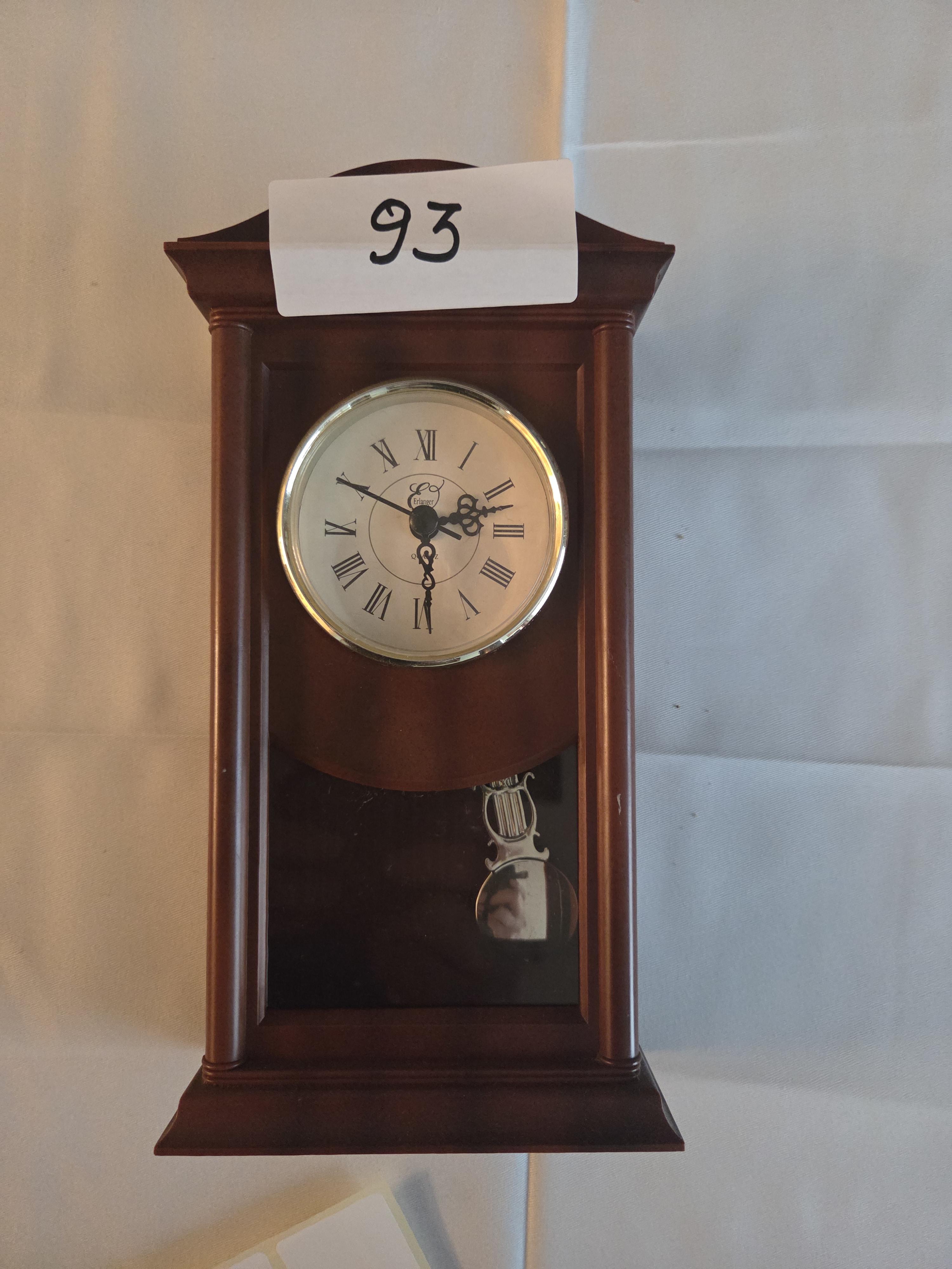 Kleine regulateur wandklok met witte wijzerplaat en slinger – Lot 93 – kavel bij Goeiendeal, Jette
