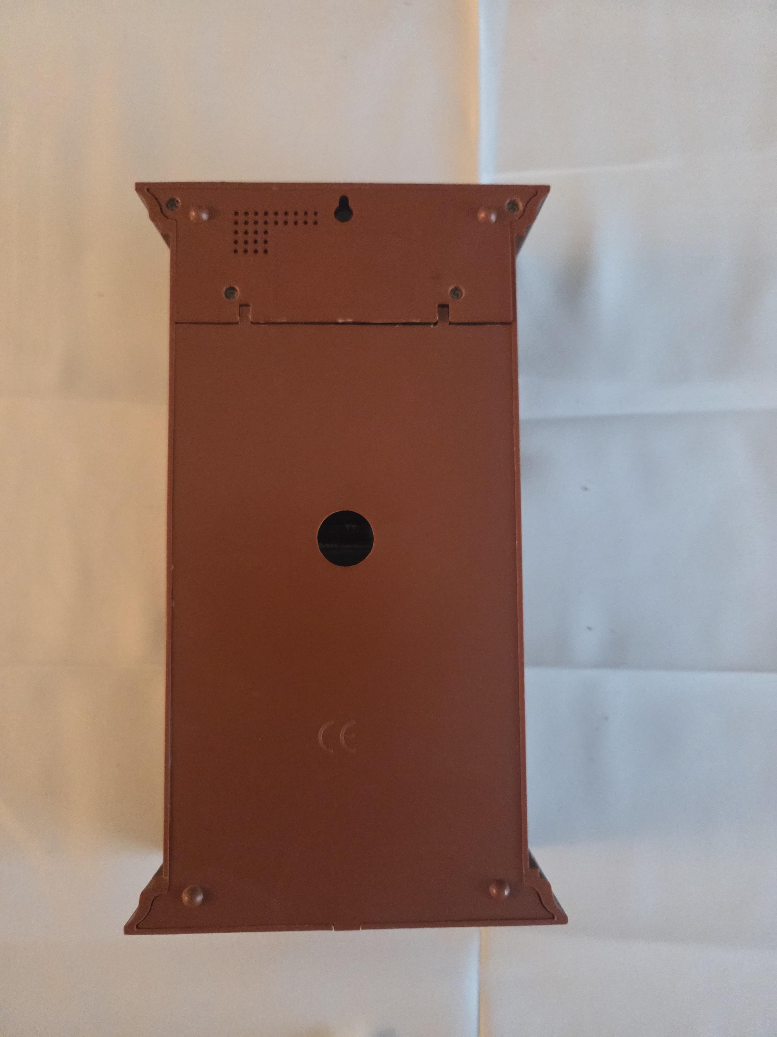 Kleine regulateur wandklok met witte wijzerplaat en slinger – Lot 93 – foto 2 – kavel bij Goeiendeal, Jette