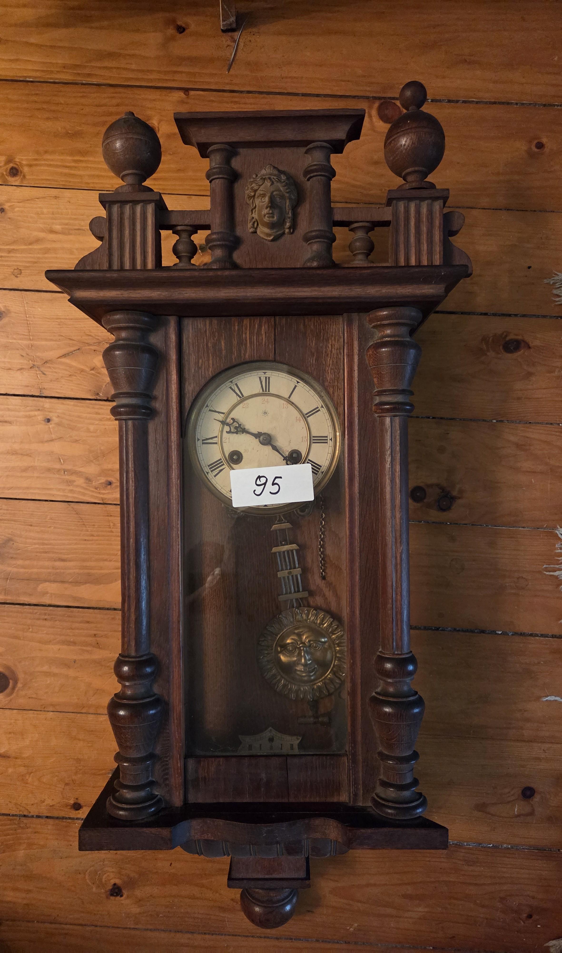 Klassieke regulateur wandklok met versierde kast en slinger met zonsgezicht – Lot 95 – kavel bij Goeiendeal, Jette