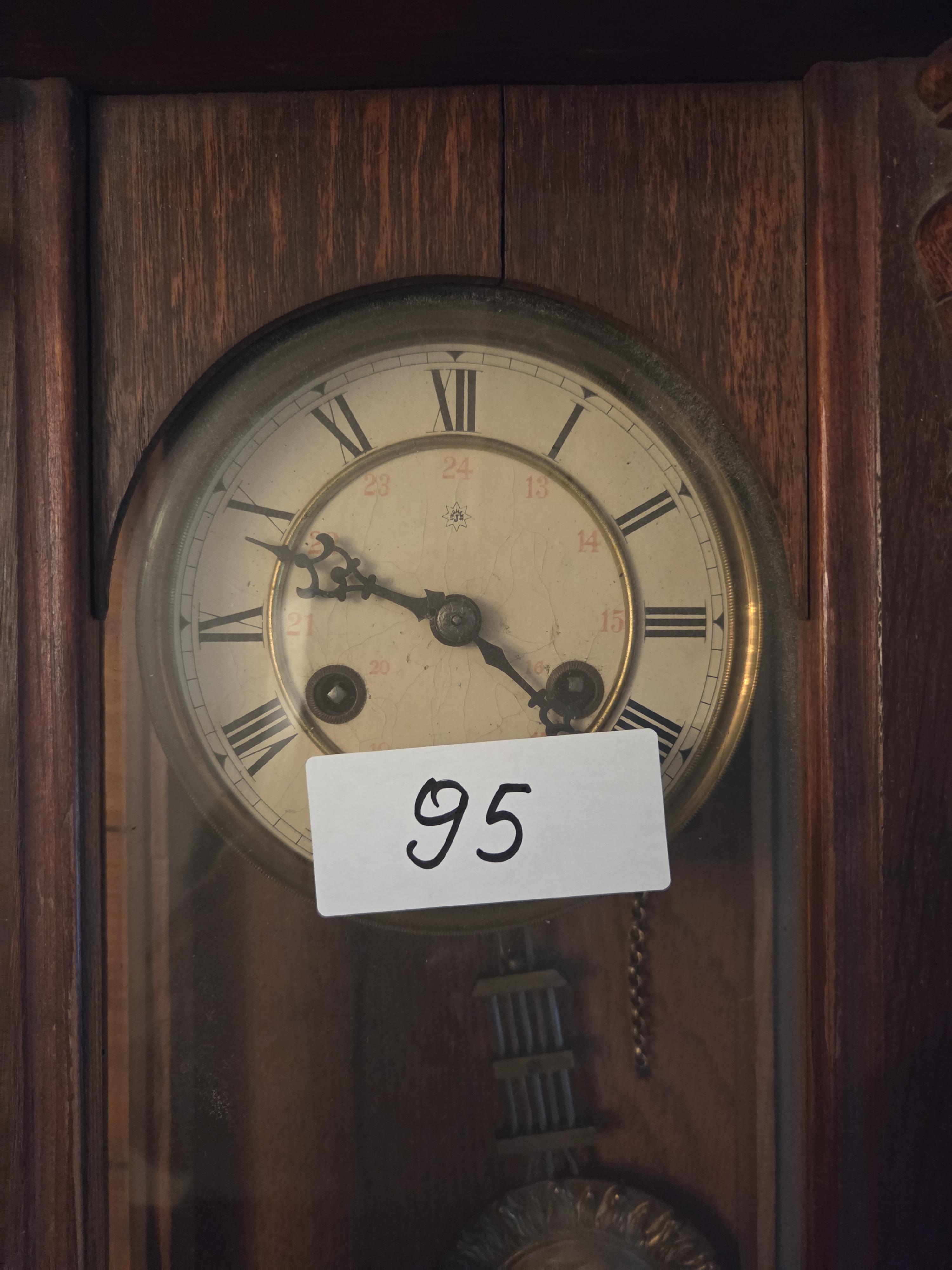 Klassieke regulateur wandklok met versierde kast en slinger met zonsgezicht – Lot 95 – foto 3 – kavel bij Goeiendeal, Jette
