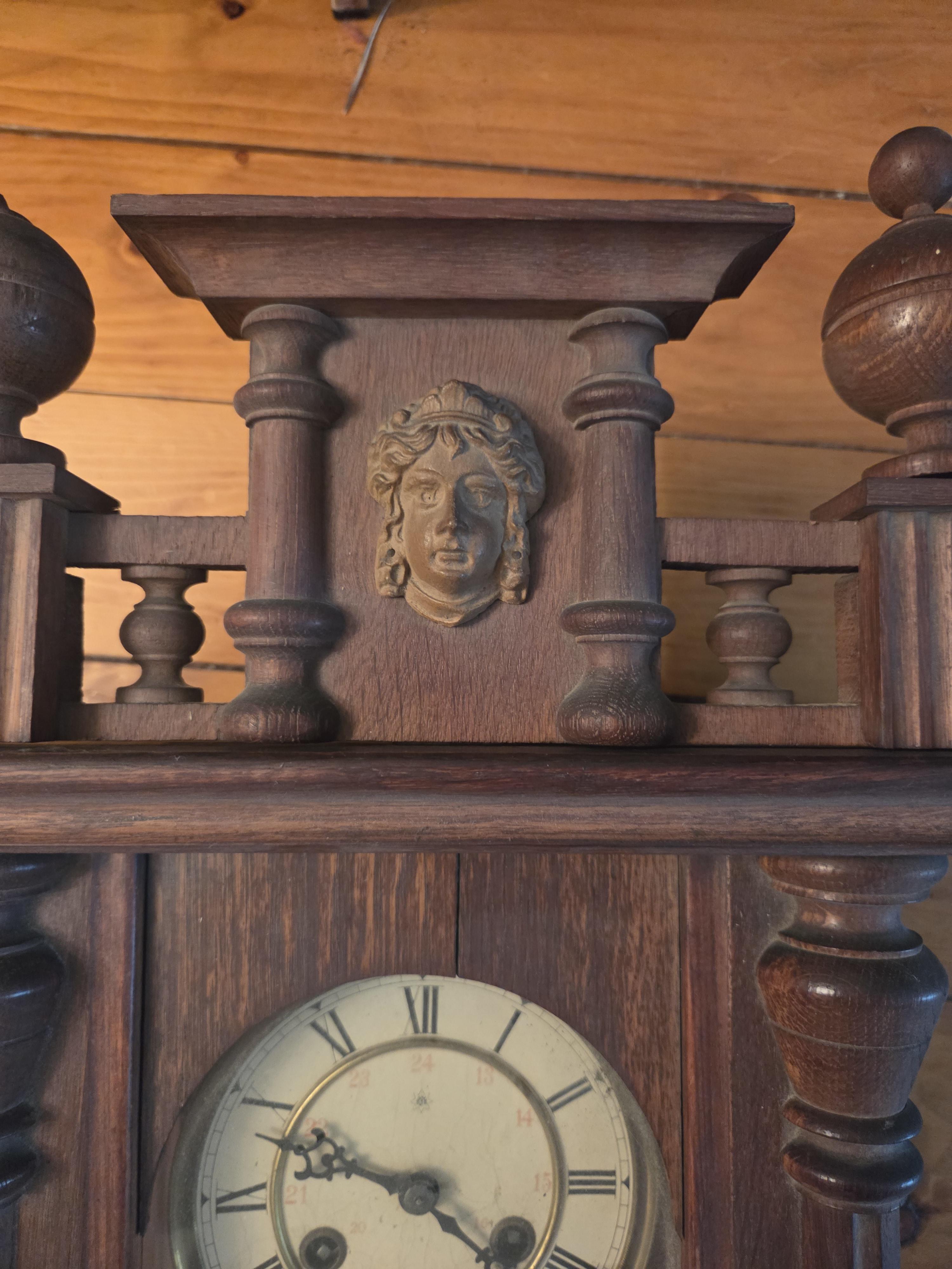 Klassieke regulateur wandklok met versierde kast en slinger met zonsgezicht – Lot 95 – foto 4 – kavel bij Goeiendeal, Jette