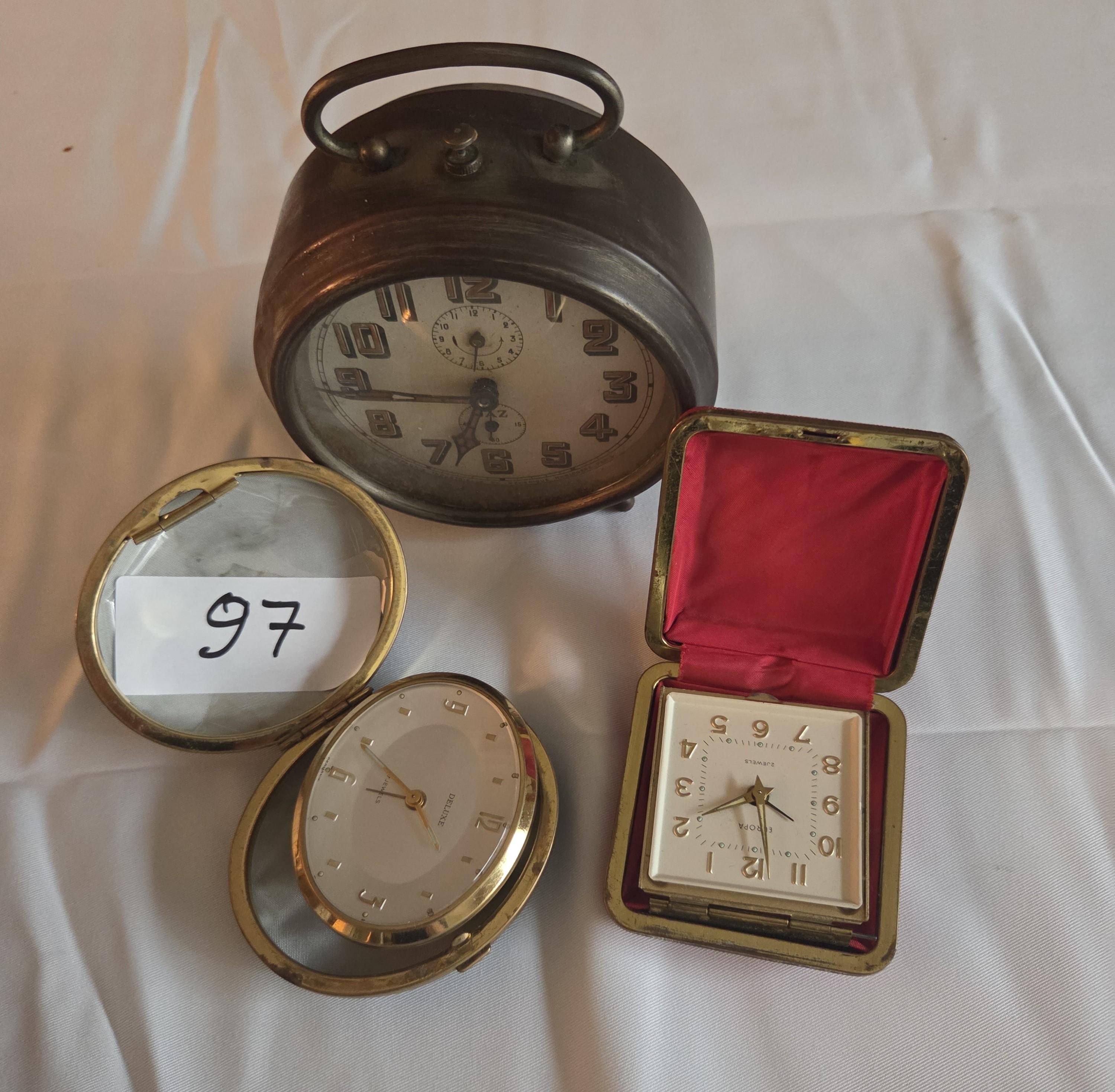 Set van 3 klokken: vintage wekker, Europa reiswekker en Deluxe zakhorloge in houder – Lot 97 – kavel bij Goeiendeal, Jette