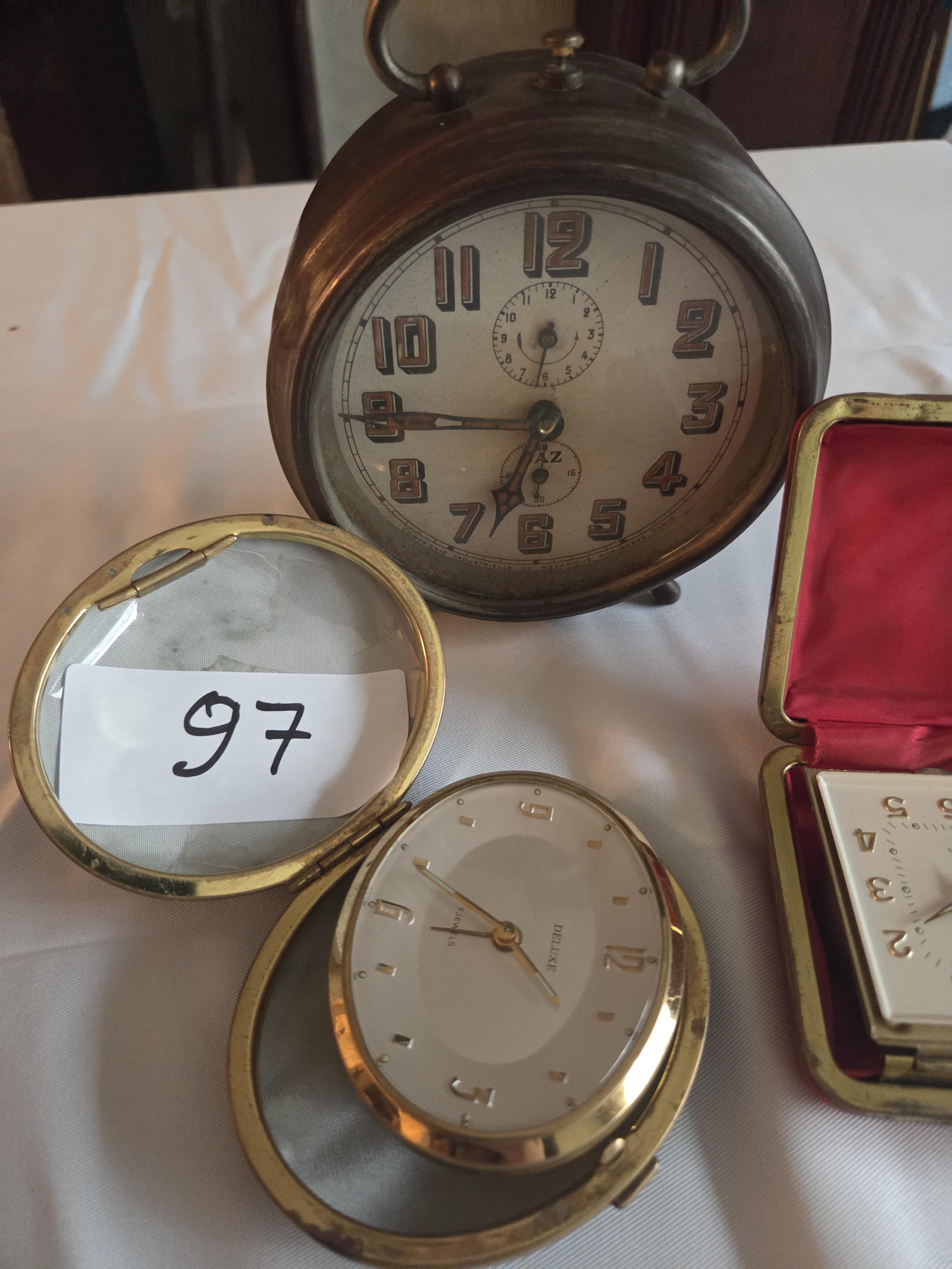 Set van 3 klokken: vintage wekker, Europa reiswekker en Deluxe zakhorloge in houder – Lot 97 – foto 2 – kavel bij Goeiendeal, Jette