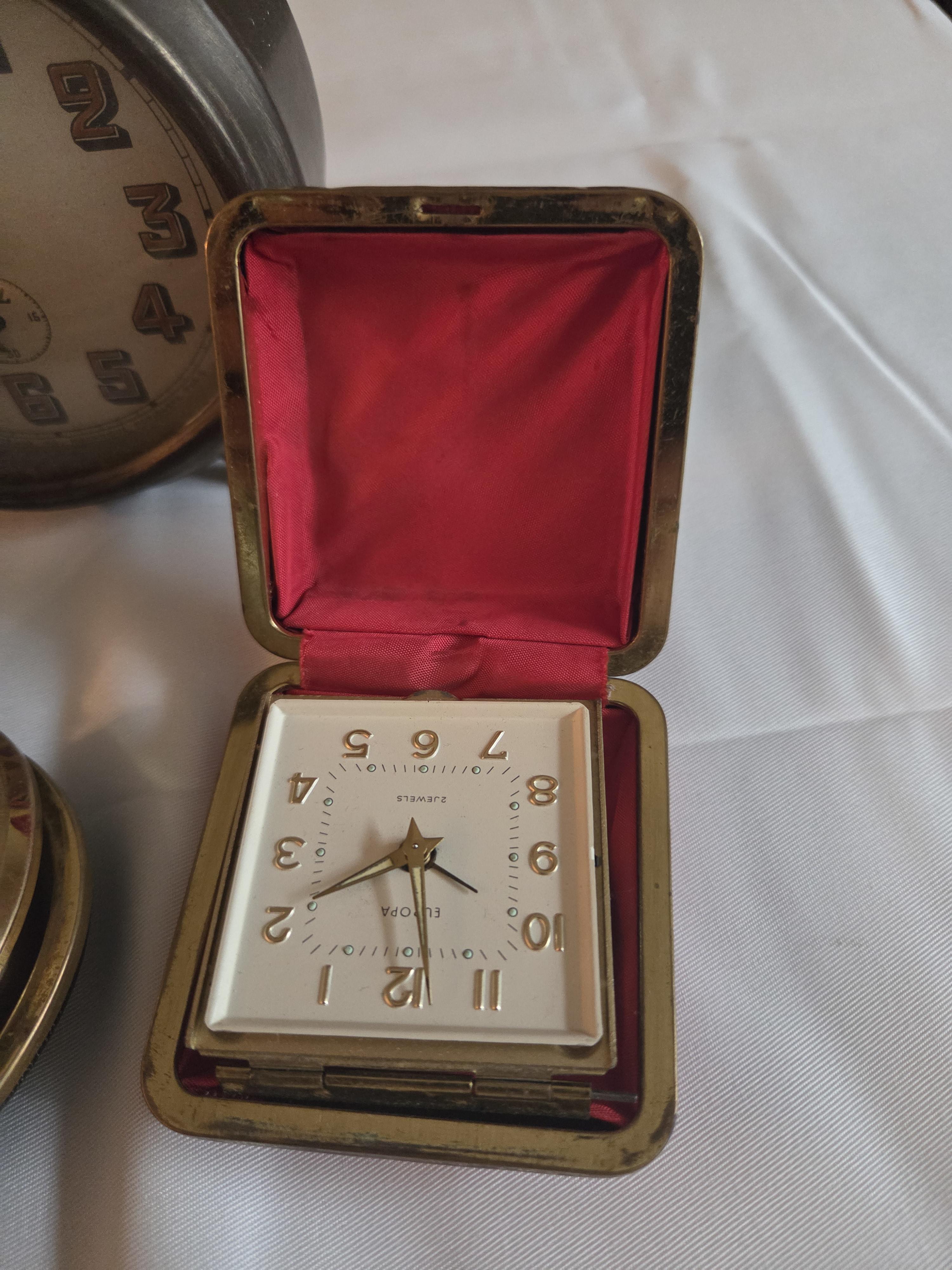 Set van 3 klokken: vintage wekker, Europa reiswekker en Deluxe zakhorloge in houder – Lot 97 – foto 3 – kavel bij Goeiendeal, Jette