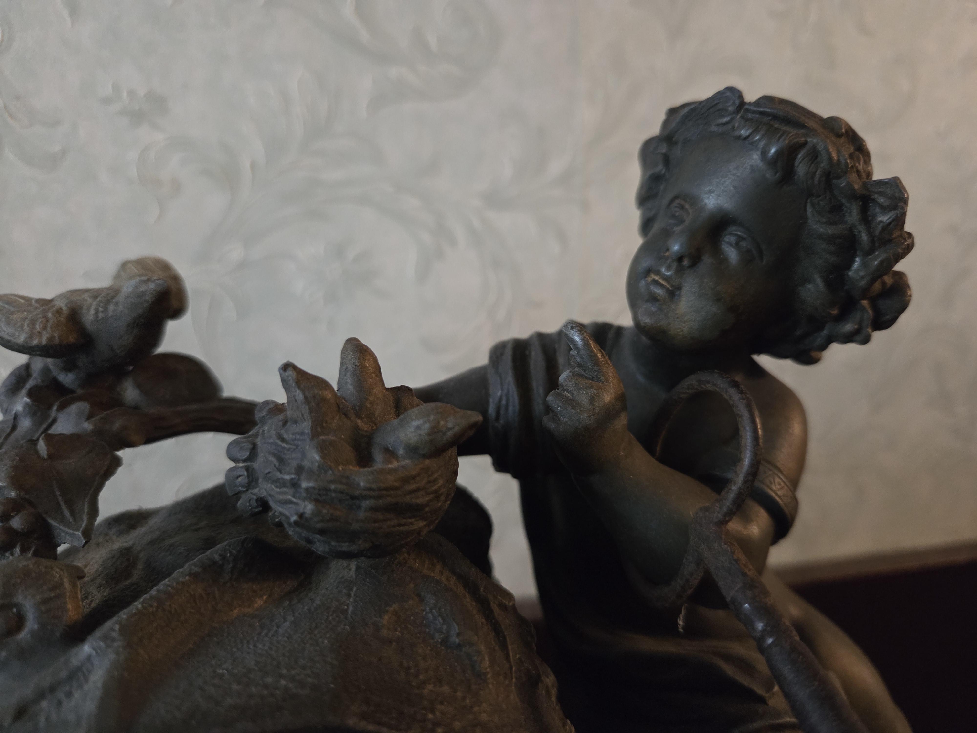 Antieke pendule met putto-sculptuur op sierlijke, opengewerkte voet – Lot 100 – foto 2 – kavel bij Goeiendeal, Jette
