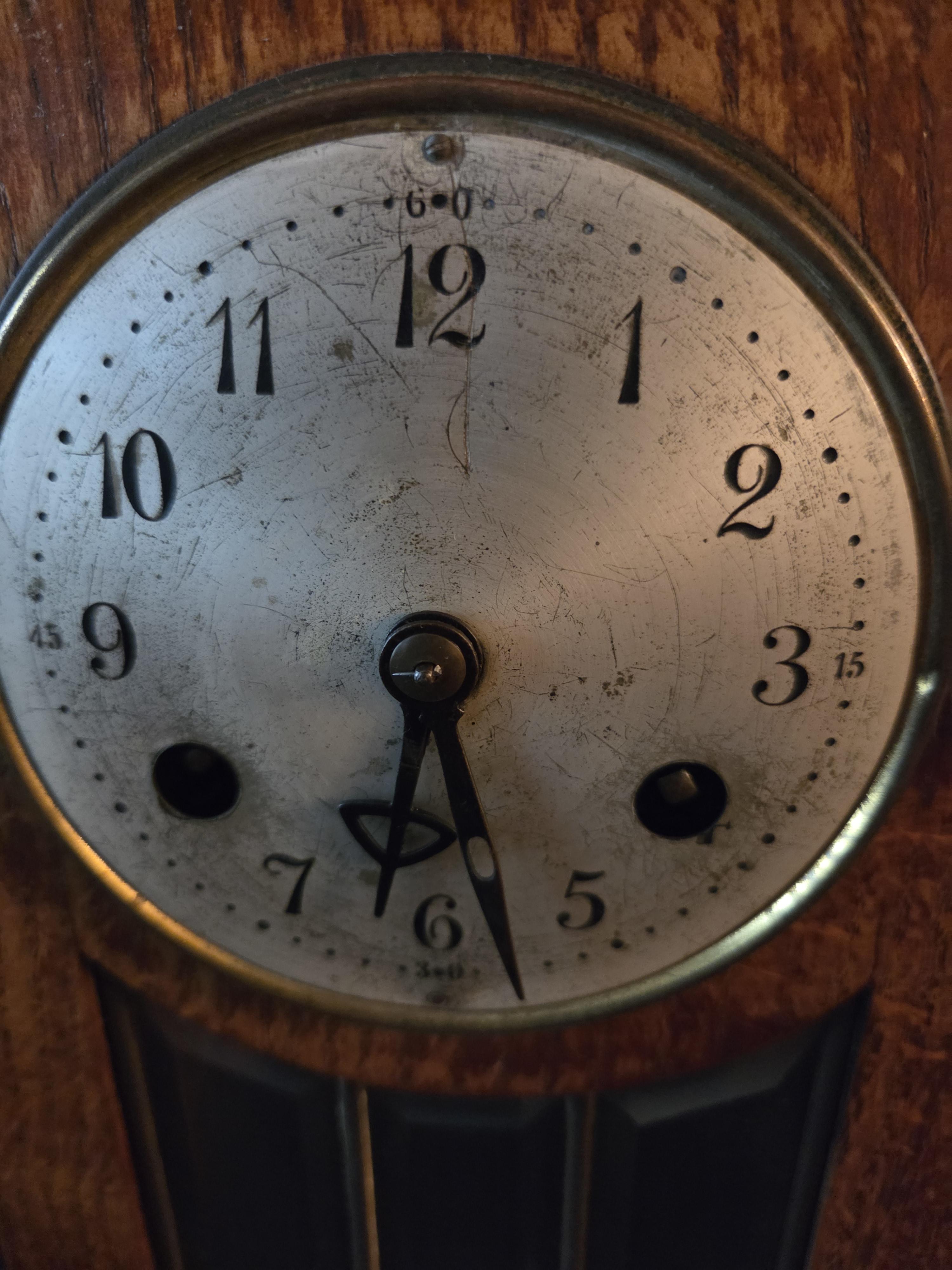 Klassieke schouwklok met een rechthoekige houten kast, ronde wijzerplaat en glas-in-lood venster onderaan – Lot 101 – foto 3 – kavel bij Goeiendeal, Jette