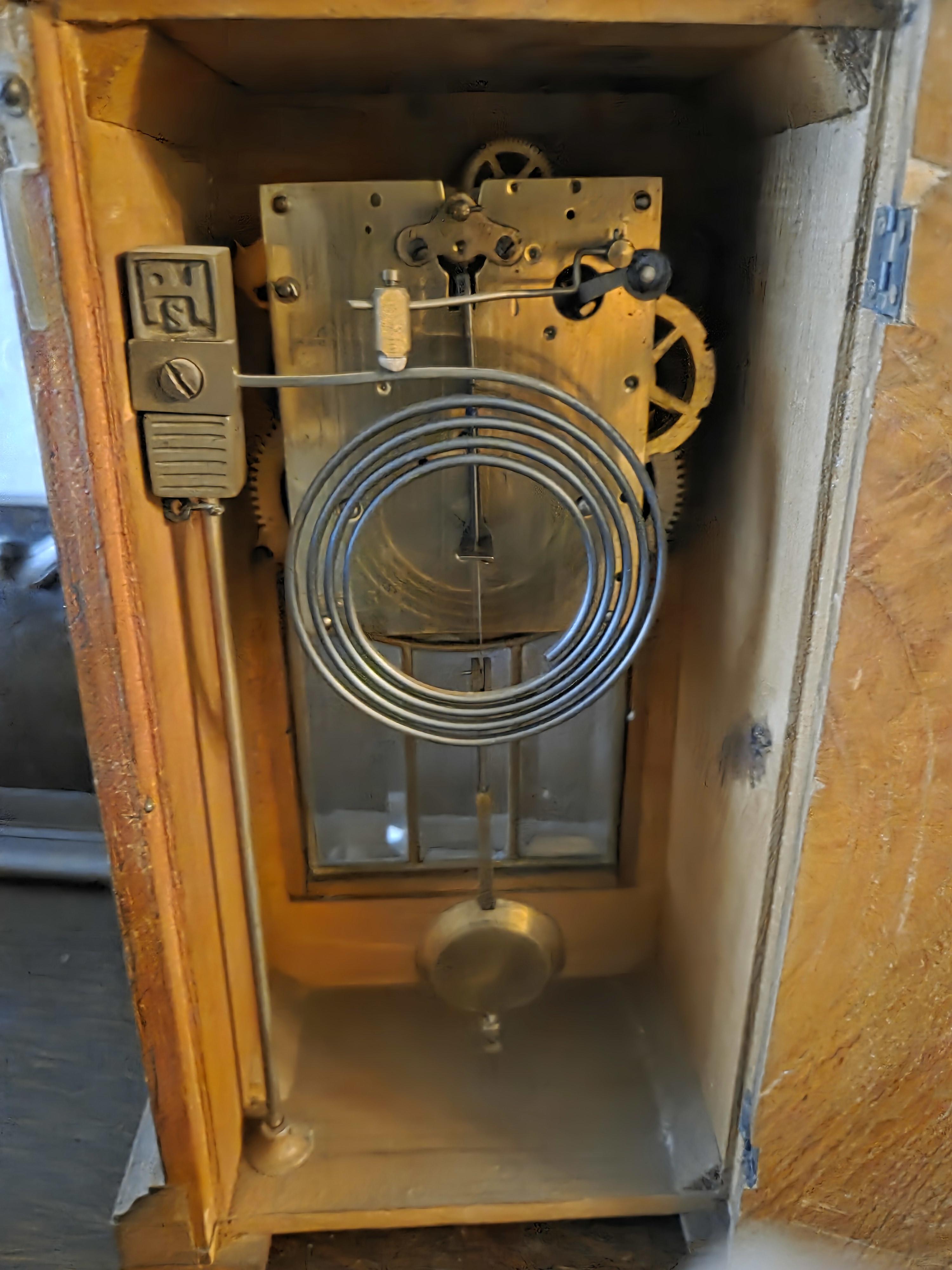 Klassieke schouwklok met een rechthoekige houten kast, ronde wijzerplaat en glas-in-lood venster onderaan – Lot 101 – foto 4 – kavel bij Goeiendeal, Jette