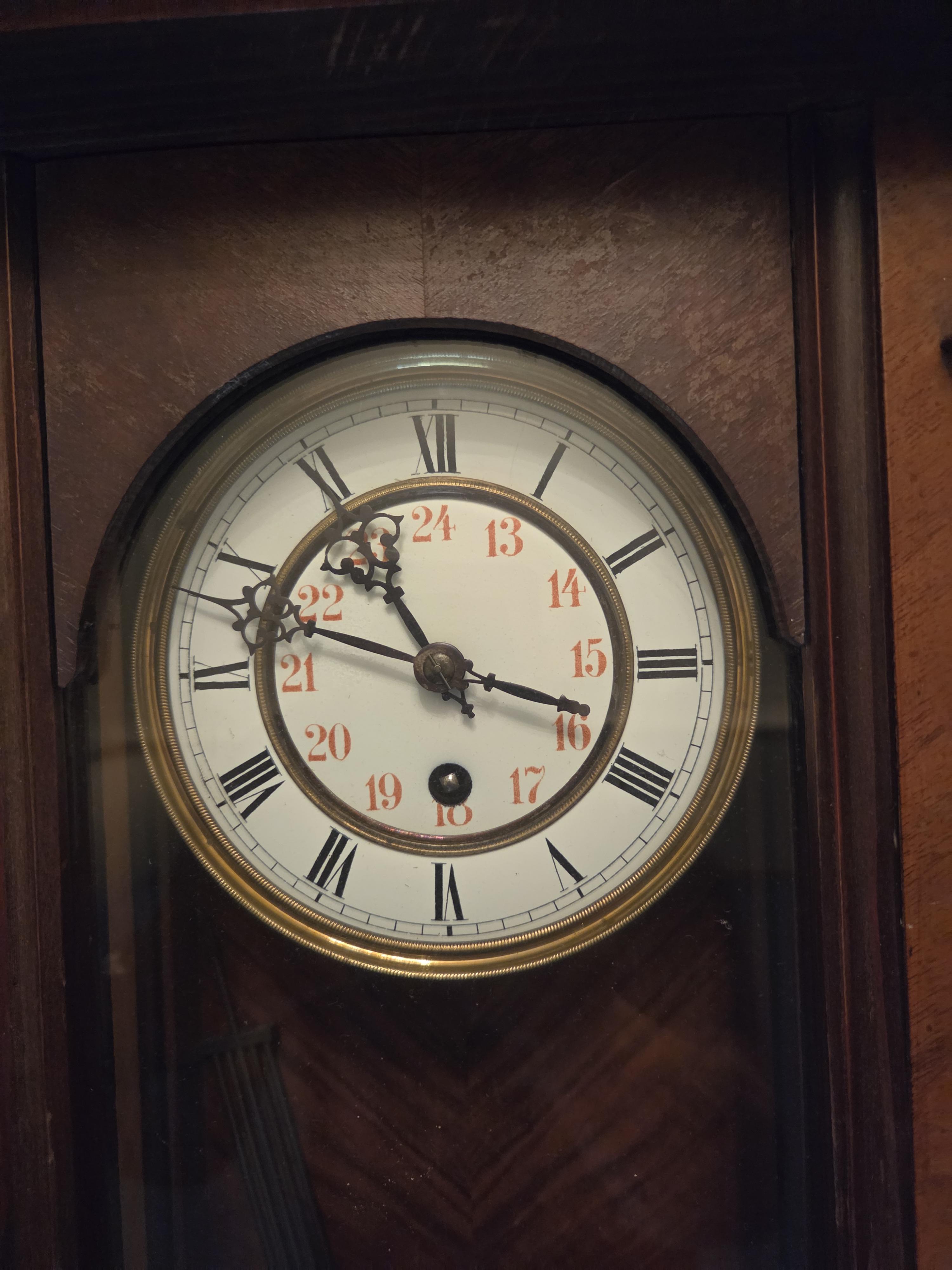 Regulateur wandklok met een gedecoreerde houten kast en een slinger voorzien van een reliëf – Lot 102 – foto 2 – kavel bij Goeiendeal, Jette