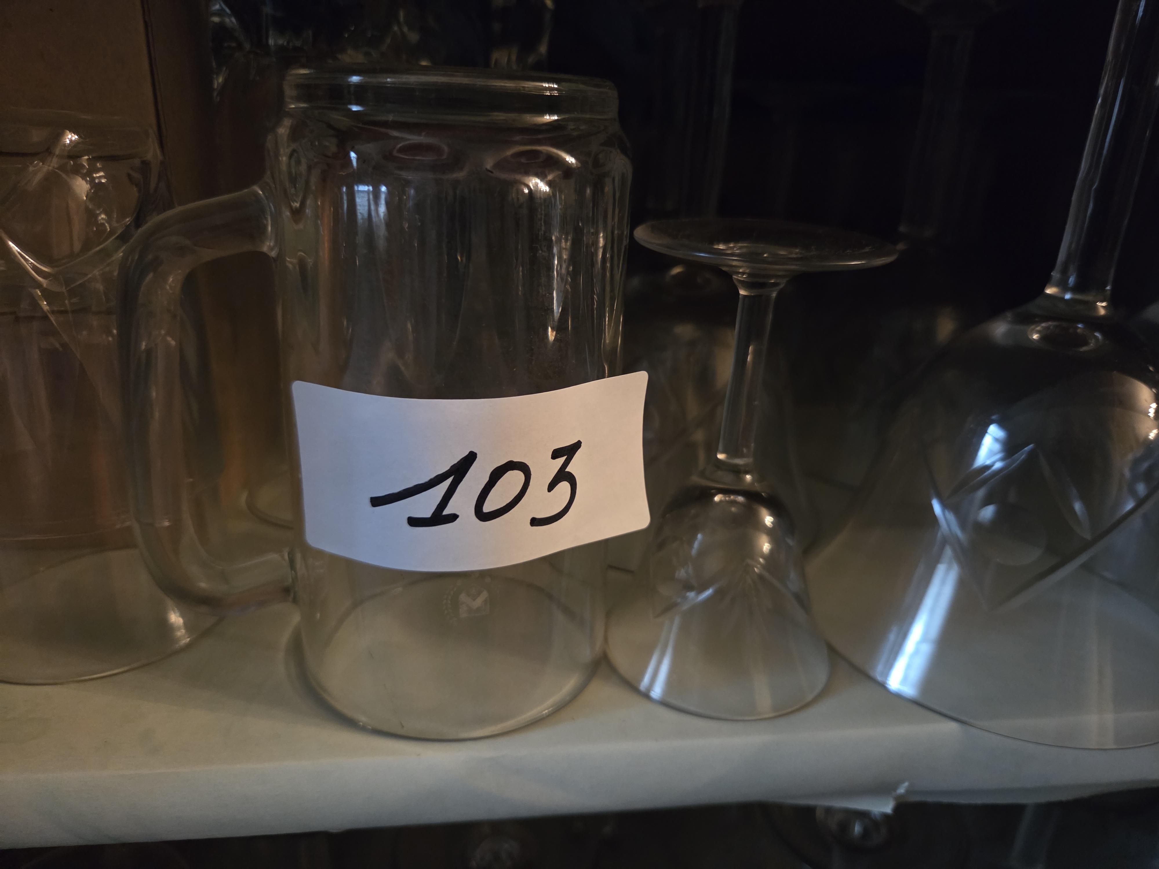 Verzameling diverse drinkglazen verdeeld over twee schappen, waaronder bier, wijnglazen en longdrinkglazen – Lot 103 – foto 2 – kavel bij Goeiendeal, Jette