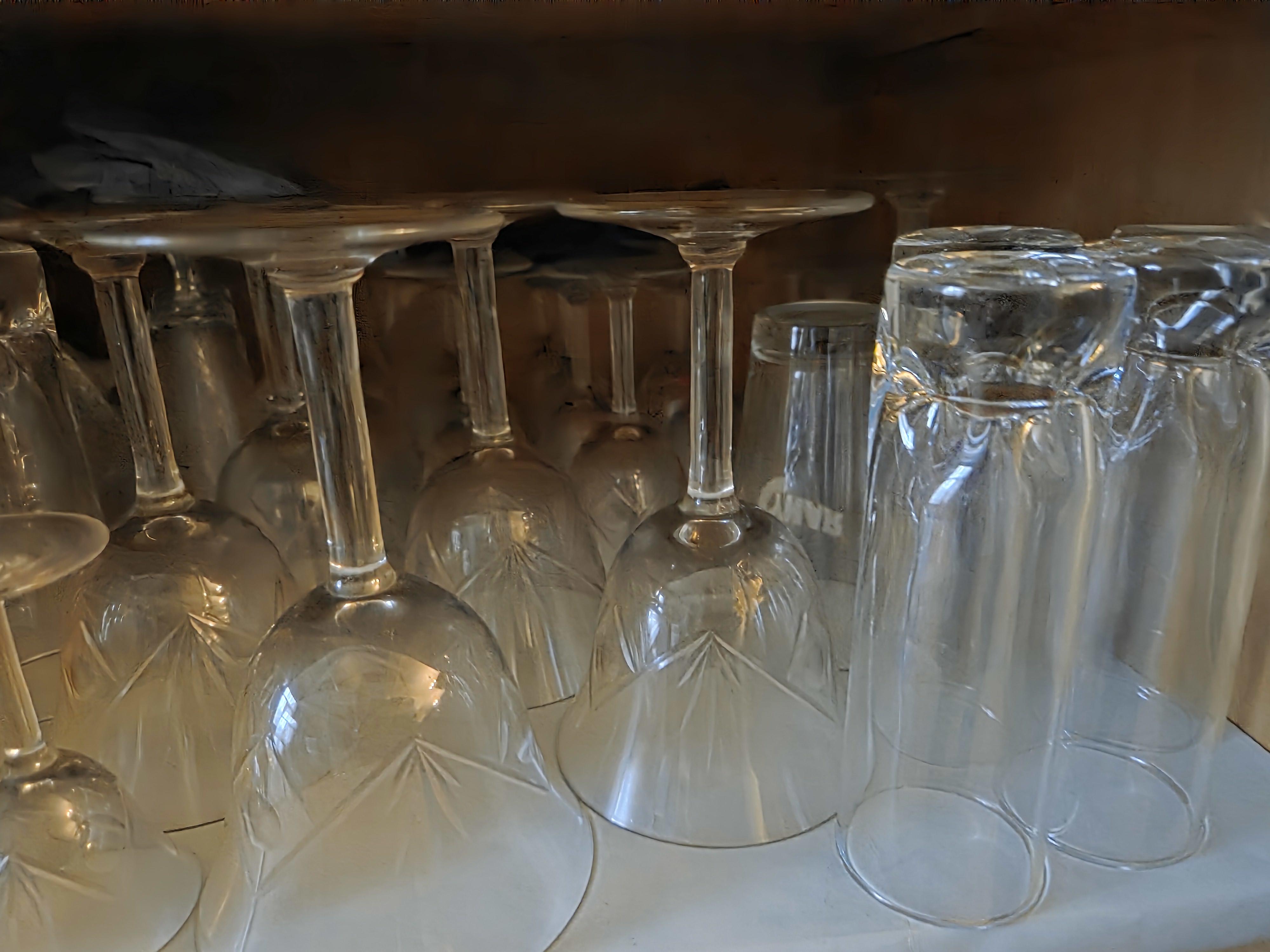 Verzameling diverse drinkglazen verdeeld over twee schappen, waaronder bier, wijnglazen en longdrinkglazen – Lot 103 – foto 3 – kavel bij Goeiendeal, Jette