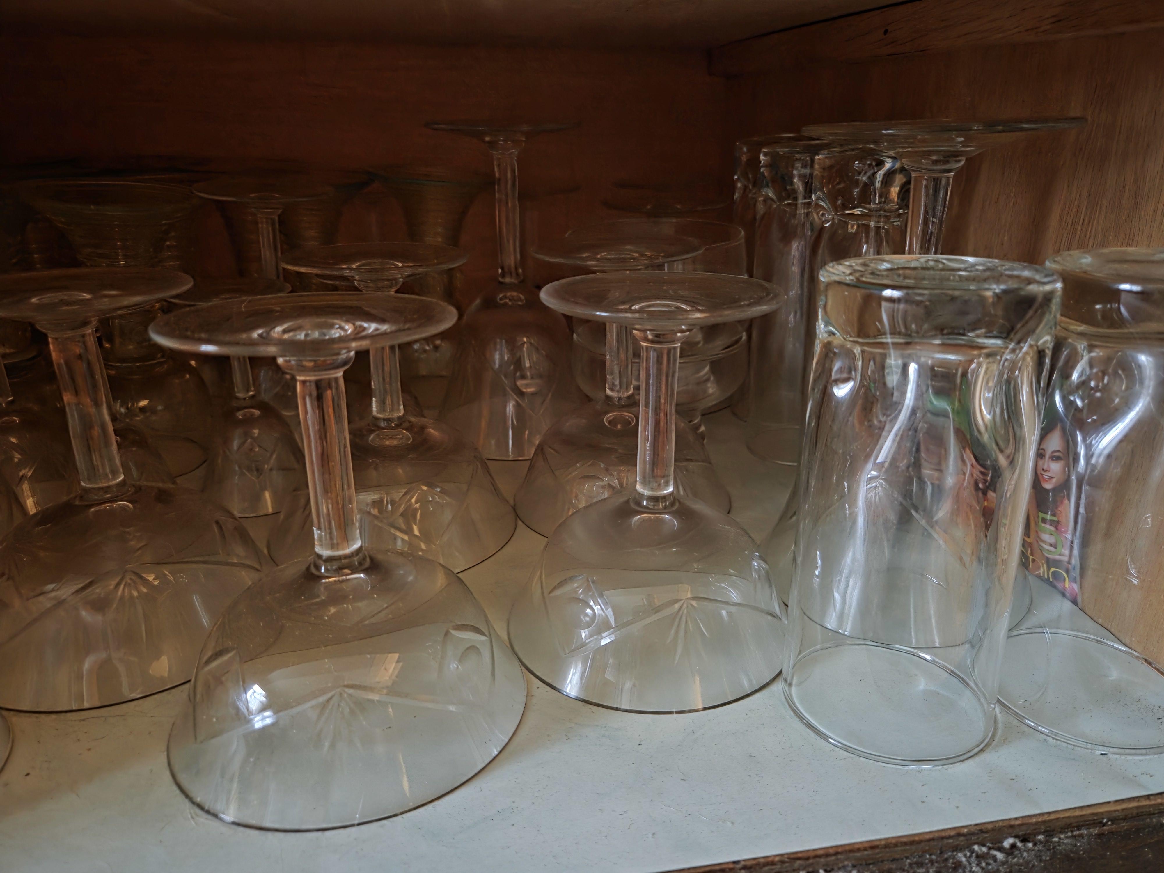 Verzameling diverse drinkglazen verdeeld over twee schappen, waaronder bier, wijnglazen en longdrinkglazen – Lot 103 – foto 4 – kavel bij Goeiendeal, Jette