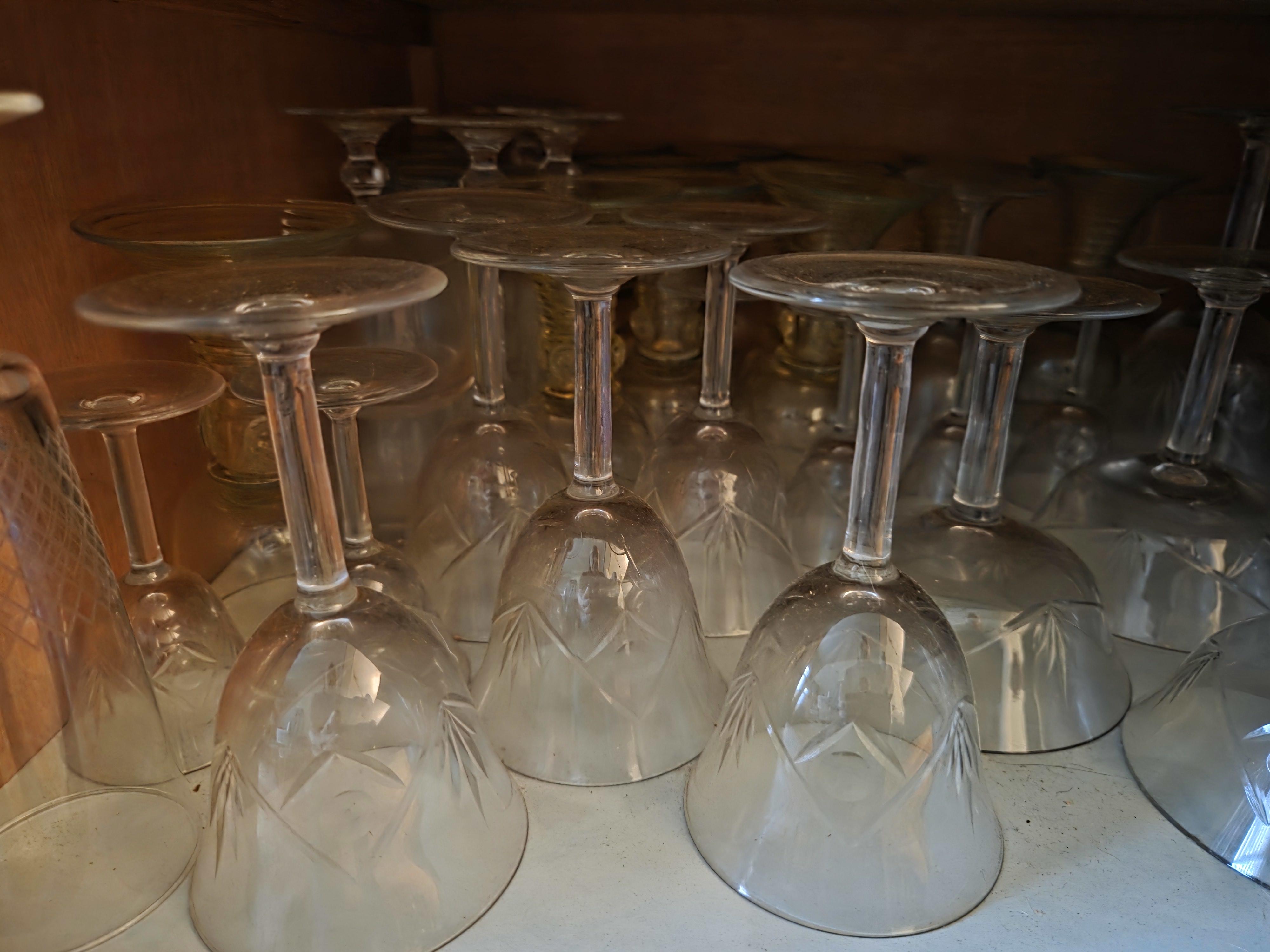 Verzameling diverse drinkglazen verdeeld over twee schappen, waaronder bier, wijnglazen en longdrinkglazen – Lot 103 – foto 5 – kavel bij Goeiendeal, Jette