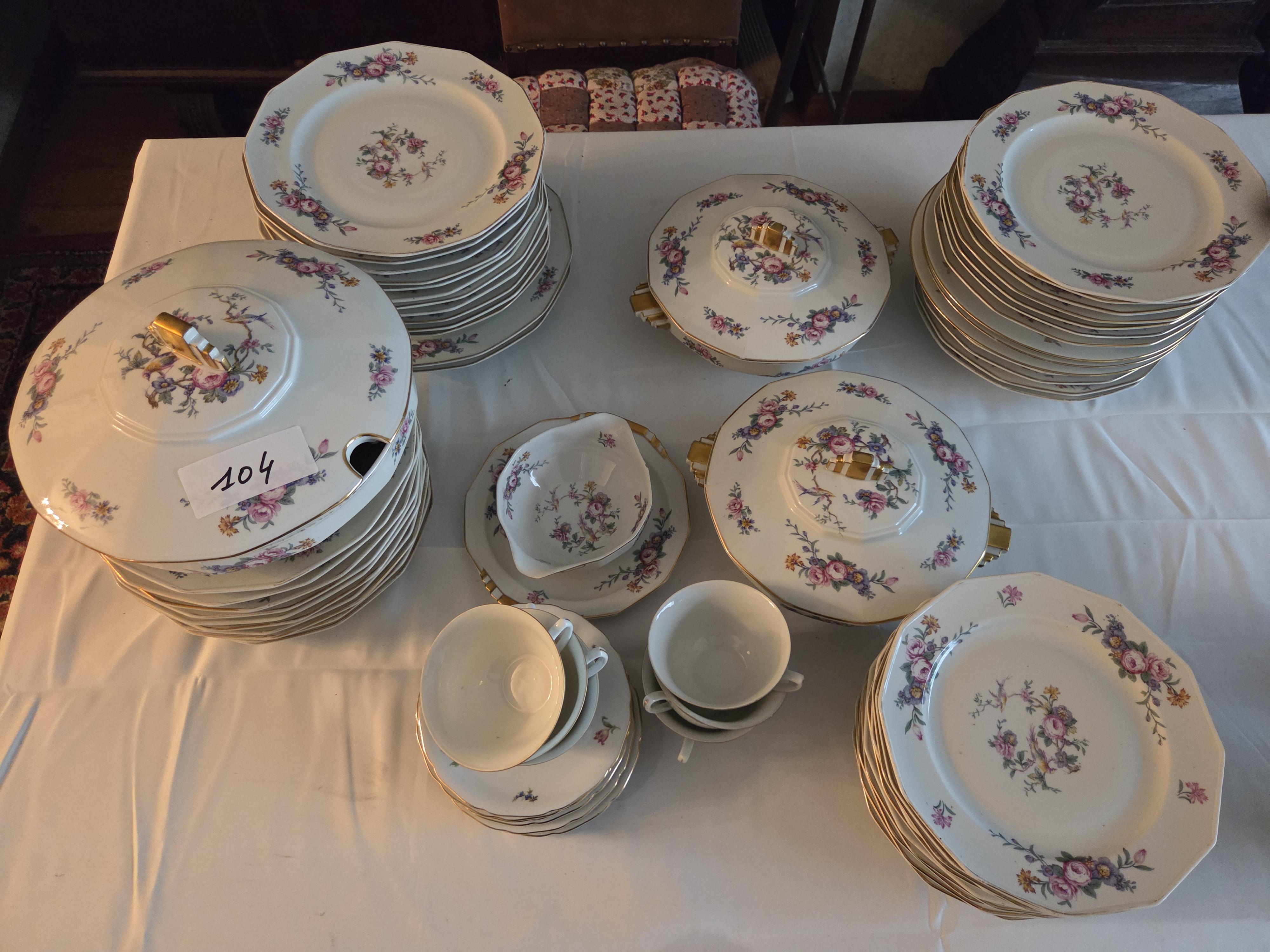 Uitgebreid eetservies Cerabel met bloemmotieven en goudkleurige randen, inclusief dekschalen, borden en kop-en-schotels – Lot 104 – kavel bij Goeiendeal, Jette