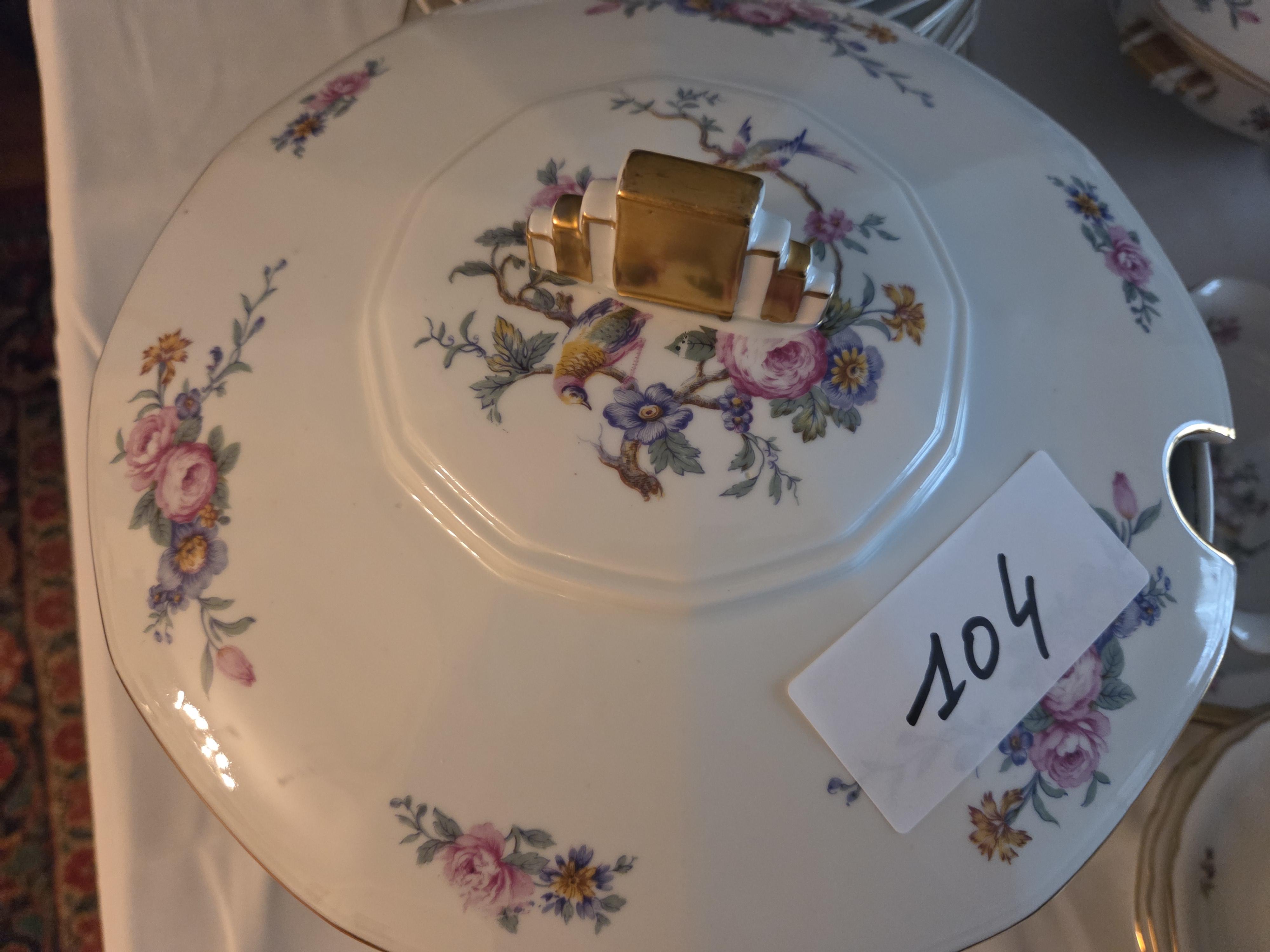 Uitgebreid eetservies Cerabel met bloemmotieven en goudkleurige randen, inclusief dekschalen, borden en kop-en-schotels – Lot 104 – foto 2 – kavel bij Goeiendeal, Jette