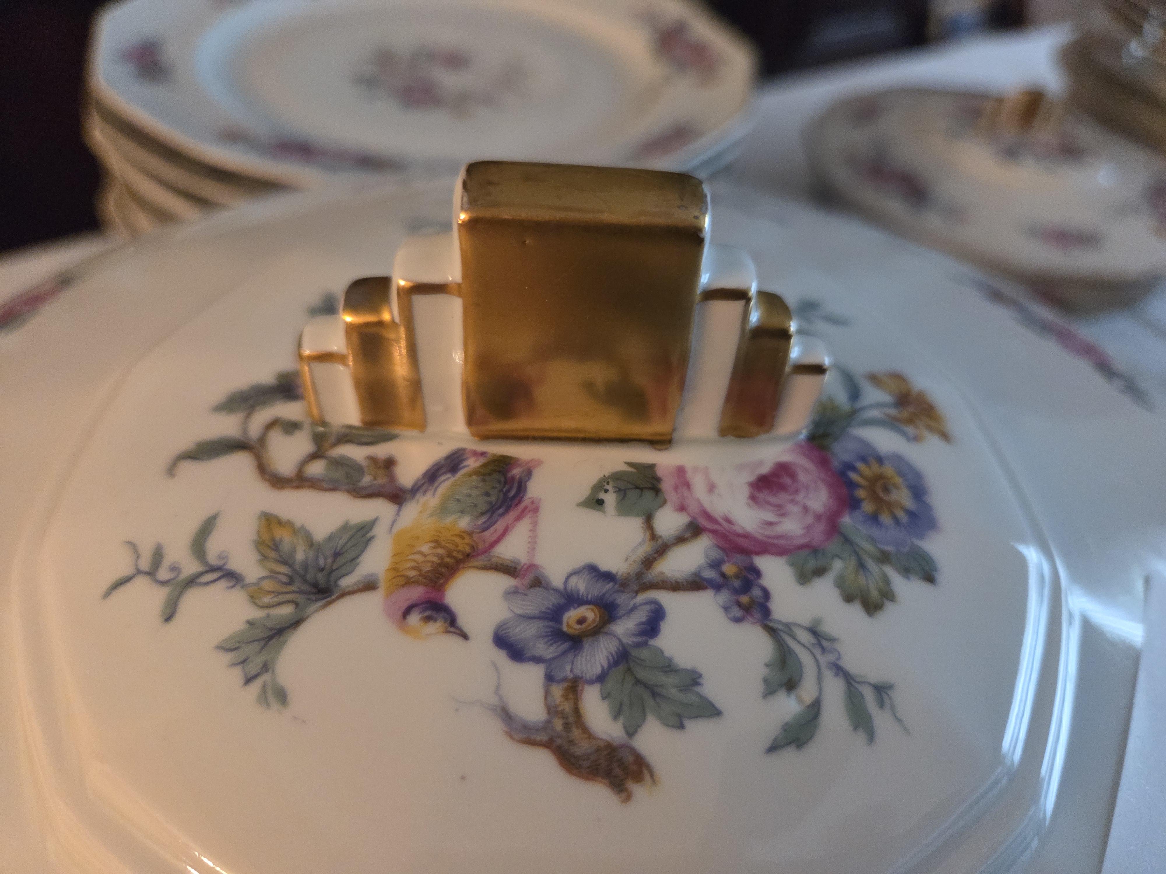 Uitgebreid eetservies Cerabel met bloemmotieven en goudkleurige randen, inclusief dekschalen, borden en kop-en-schotels – Lot 104 – foto 3 – kavel bij Goeiendeal, Jette