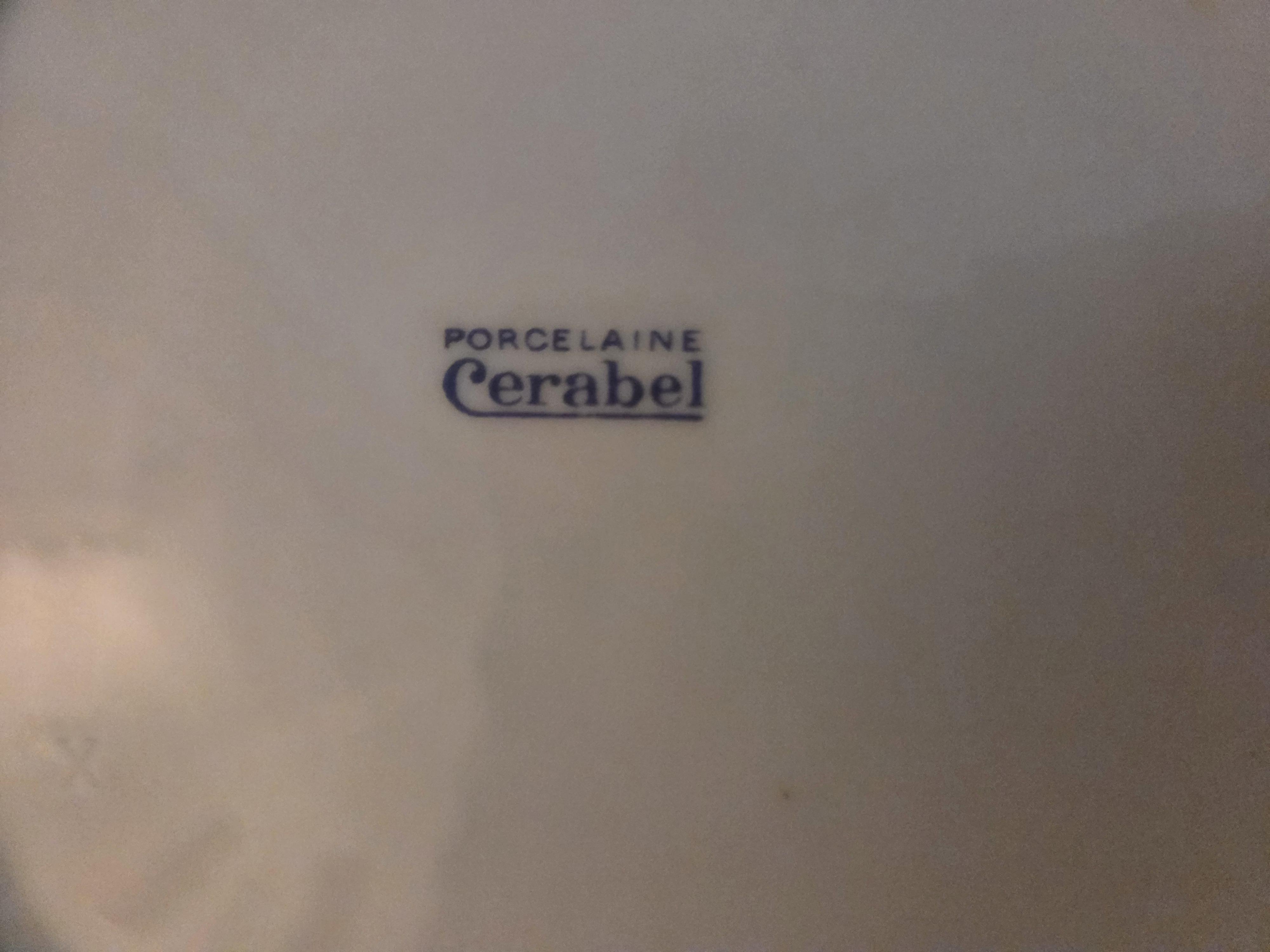 Uitgebreid eetservies Cerabel met bloemmotieven en goudkleurige randen, inclusief dekschalen, borden en kop-en-schotels – Lot 104 – foto 4 – kavel bij Goeiendeal, Jette