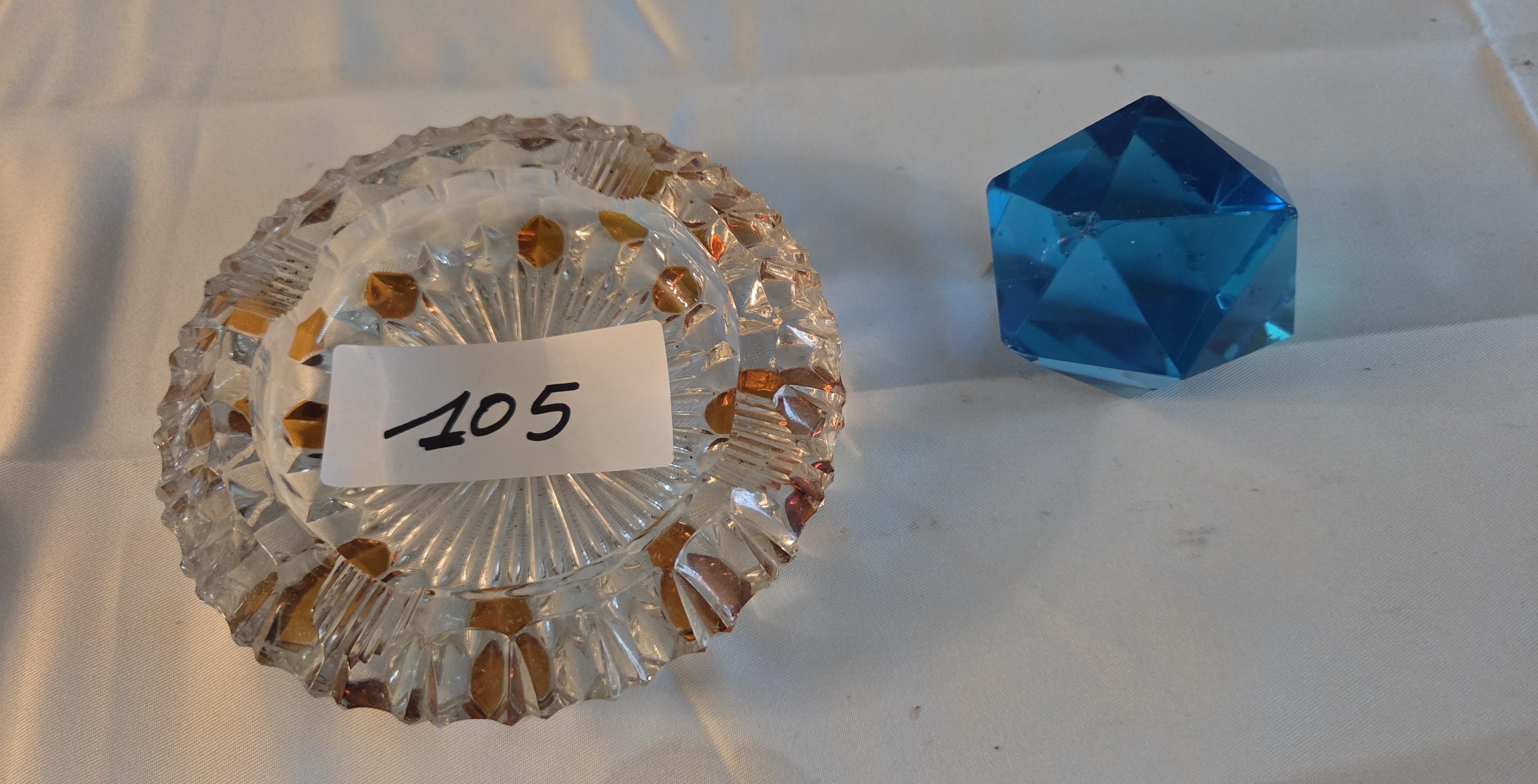 Set bestaande uit een glazen asbak met goudkleurige accenten en een blauw geometrisch decoratiestuk – Lot 105 – kavel bij Goeiendeal, Jette