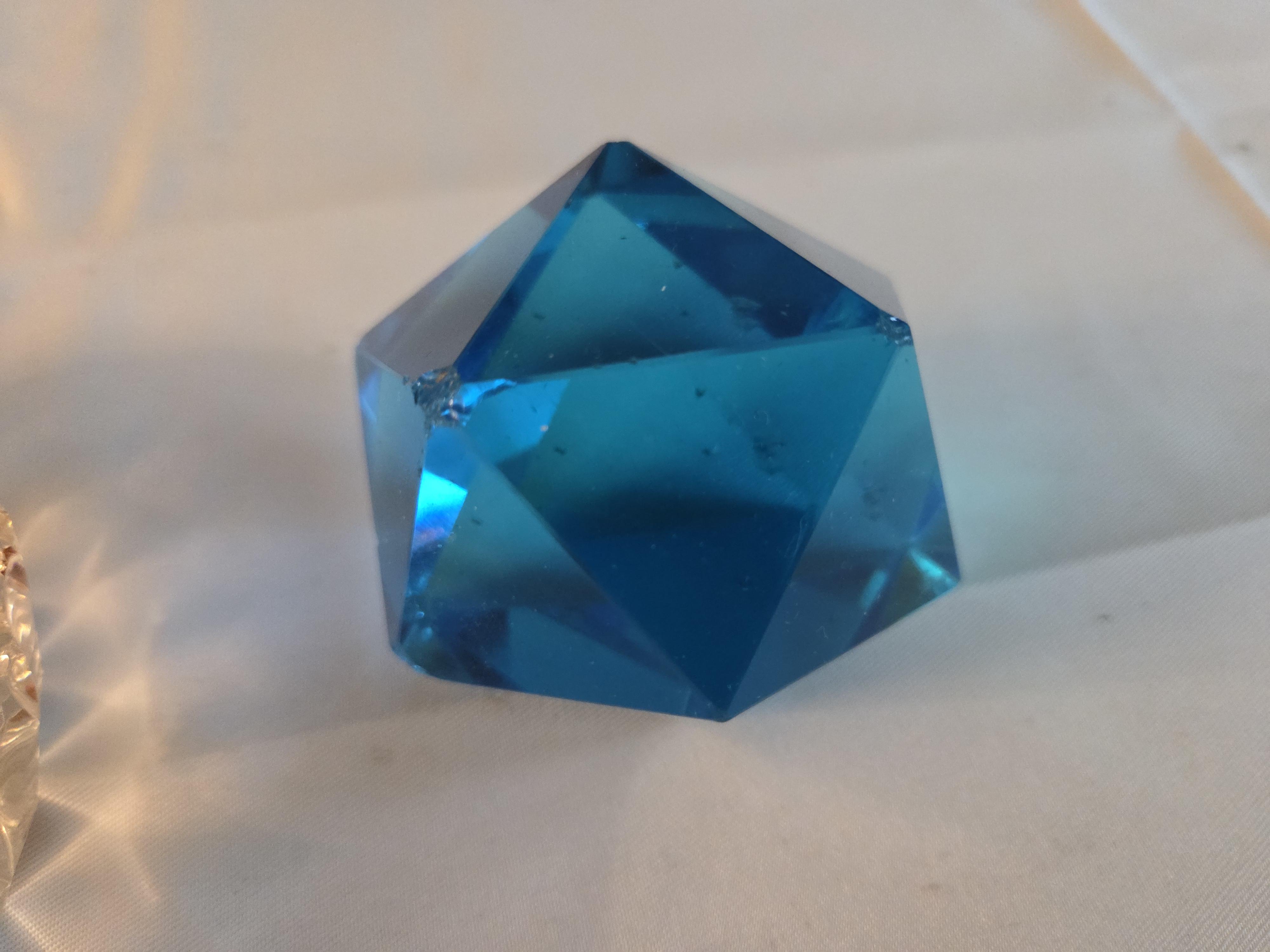Set bestaande uit een glazen asbak met goudkleurige accenten en een blauw geometrisch decoratiestuk – Lot 105 – foto 2 – kavel bij Goeiendeal, Jette