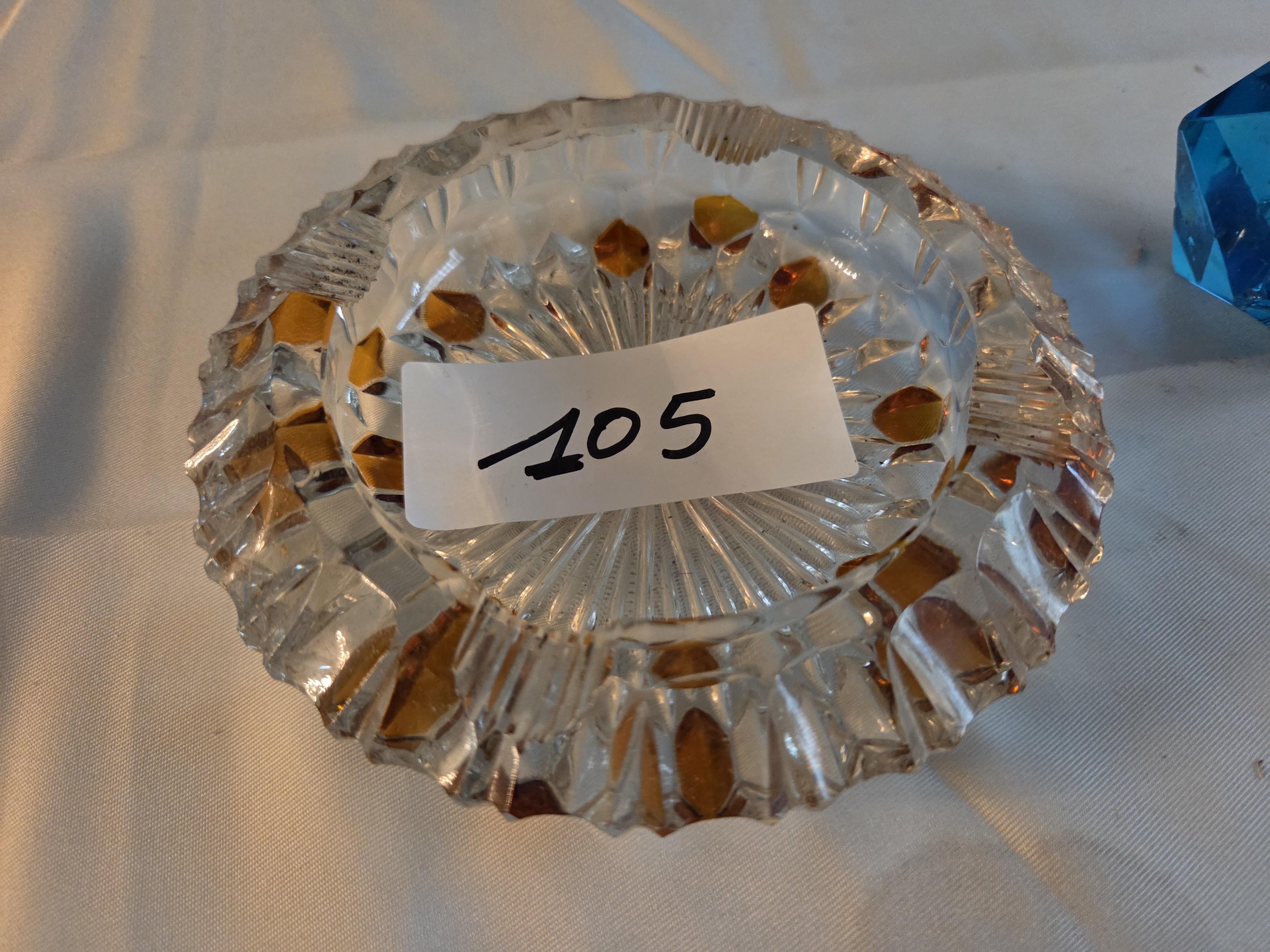 Set bestaande uit een glazen asbak met goudkleurige accenten en een blauw geometrisch decoratiestuk – Lot 105 – foto 3 – kavel bij Goeiendeal, Jette