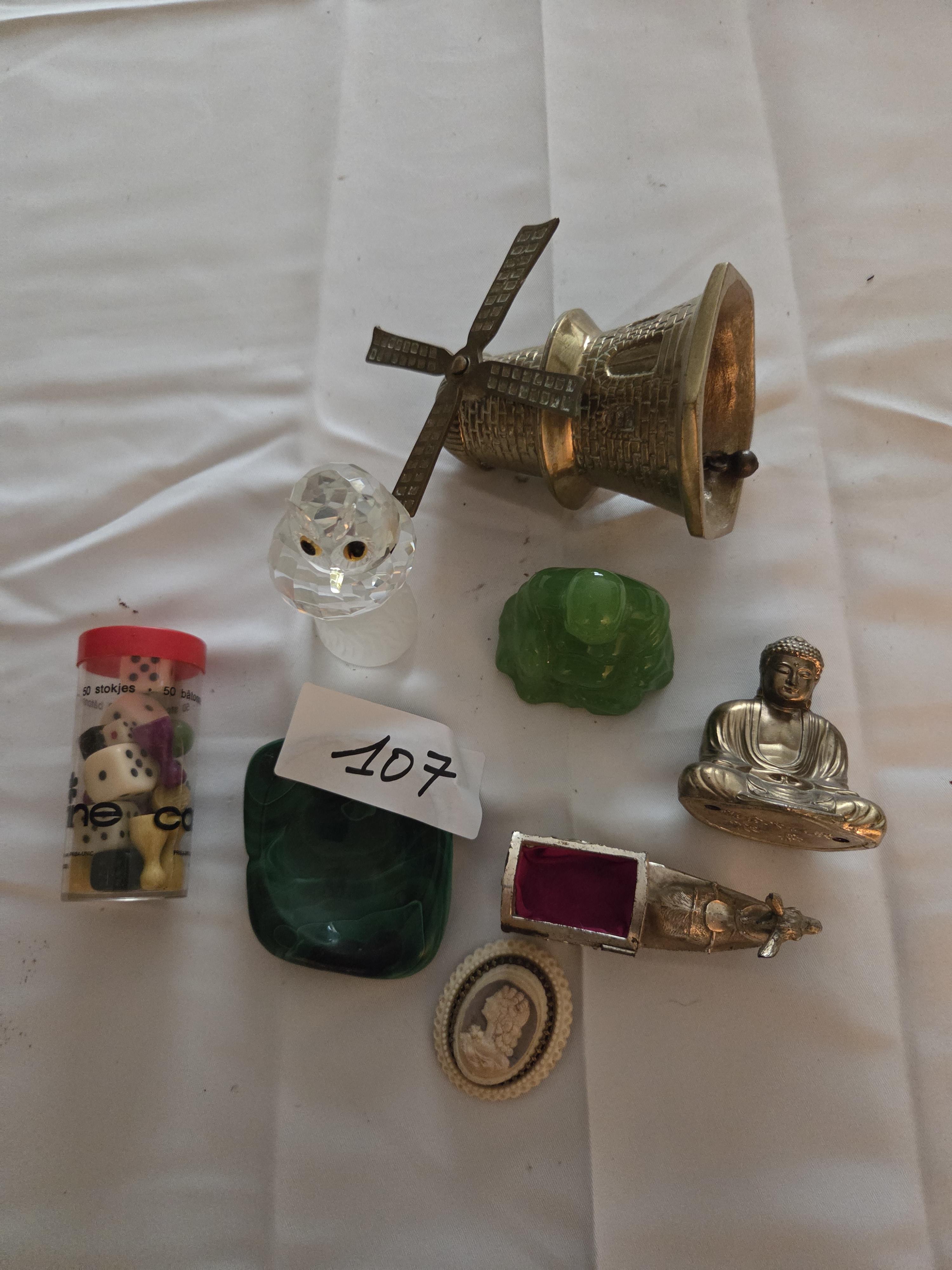 Gevarieerde kavel met kleingoed, waaronder een koperen tafelbel in de vorm van een molen, Boeddhabeeldjes, een uiltje en een cameo – Lot 107 – kavel bij Goeiendeal, Jette