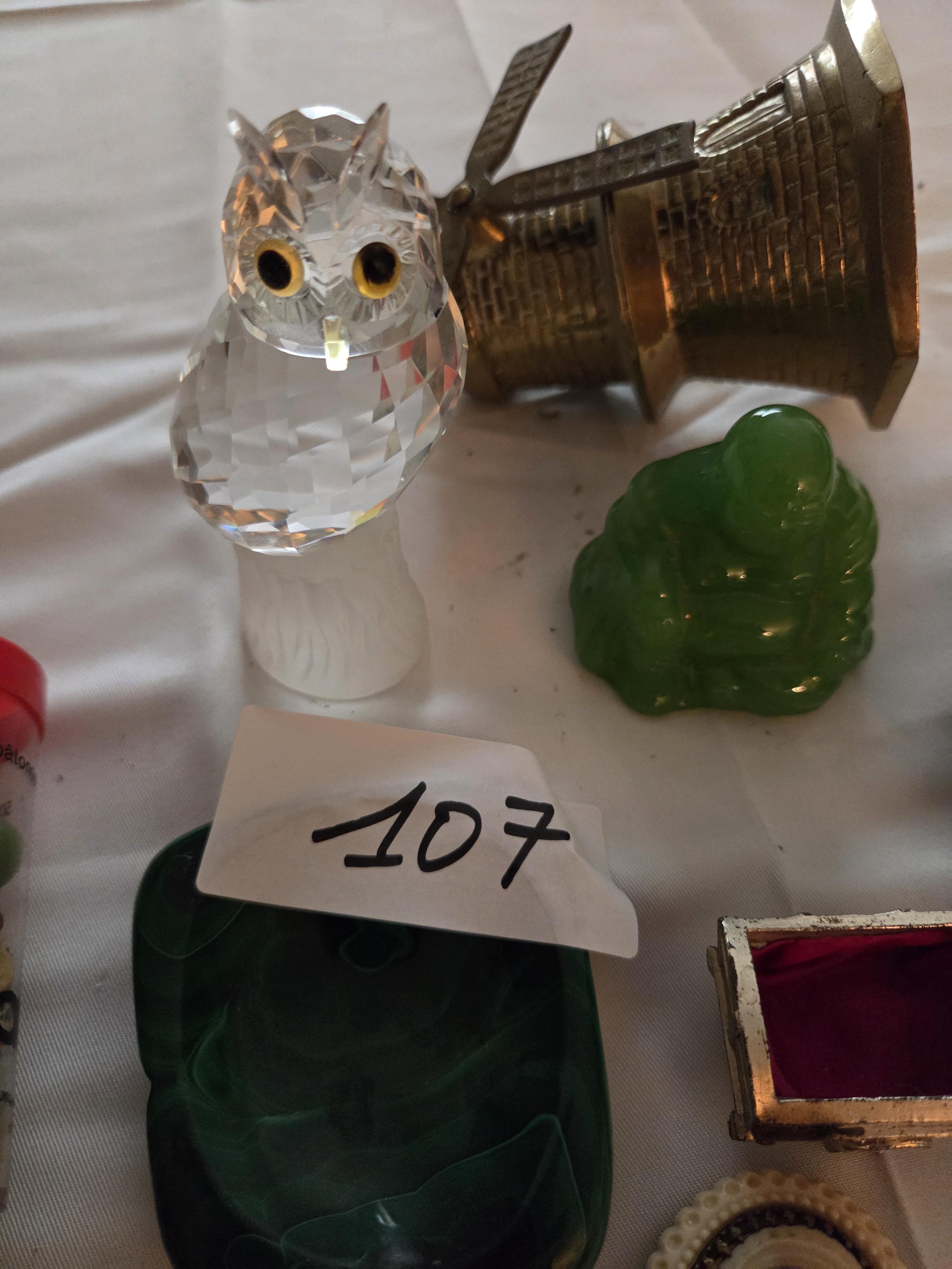 Gevarieerde kavel met kleingoed, waaronder een koperen tafelbel in de vorm van een molen, Boeddhabeeldjes, een uiltje en een cameo – Lot 107 – foto 2 – kavel bij Goeiendeal, Jette