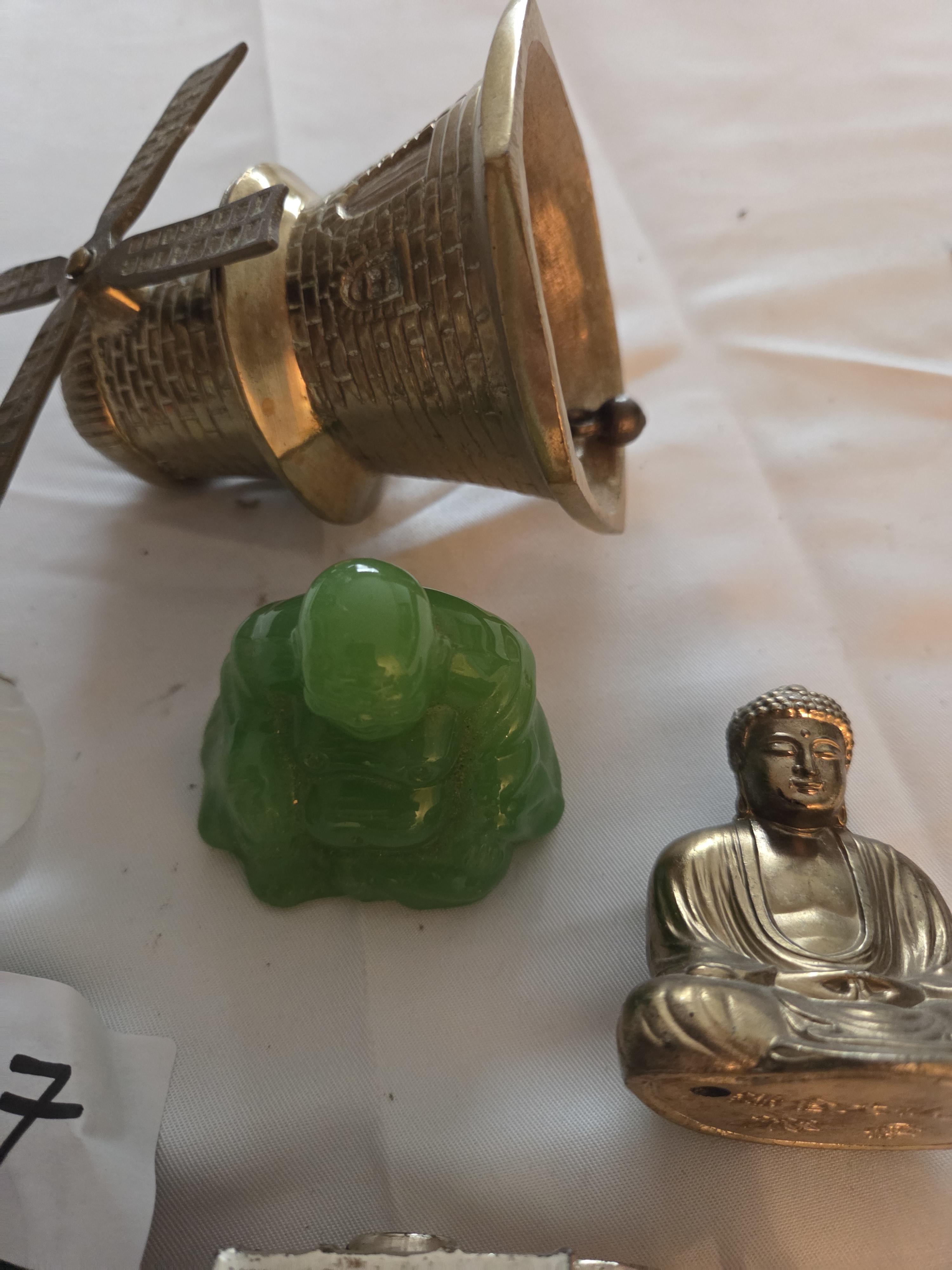 Gevarieerde kavel met kleingoed, waaronder een koperen tafelbel in de vorm van een molen, Boeddhabeeldjes, een uiltje en een cameo – Lot 107 – foto 5 – kavel bij Goeiendeal, Jette