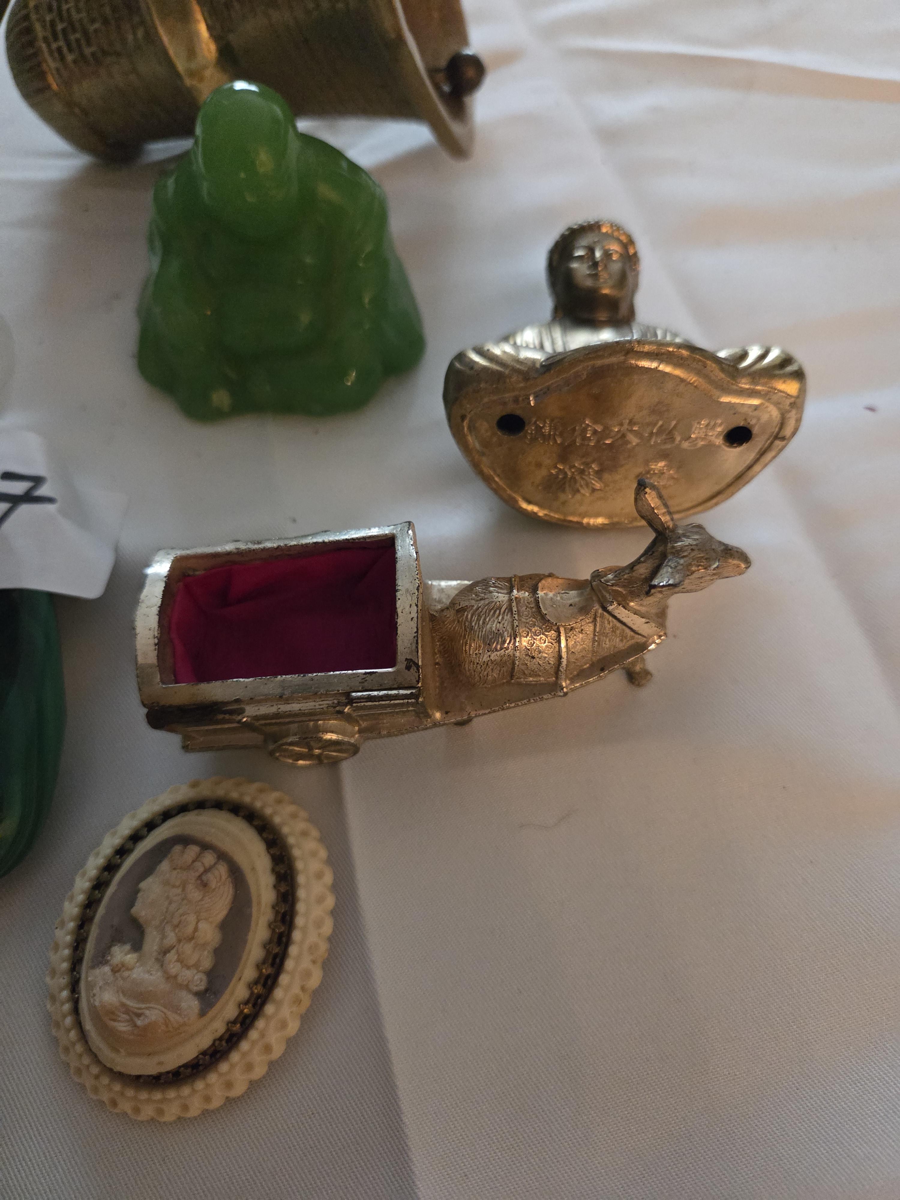 Gevarieerde kavel met kleingoed, waaronder een koperen tafelbel in de vorm van een molen, Boeddhabeeldjes, een uiltje en een cameo – Lot 107 – foto 6 – kavel bij Goeiendeal, Jette