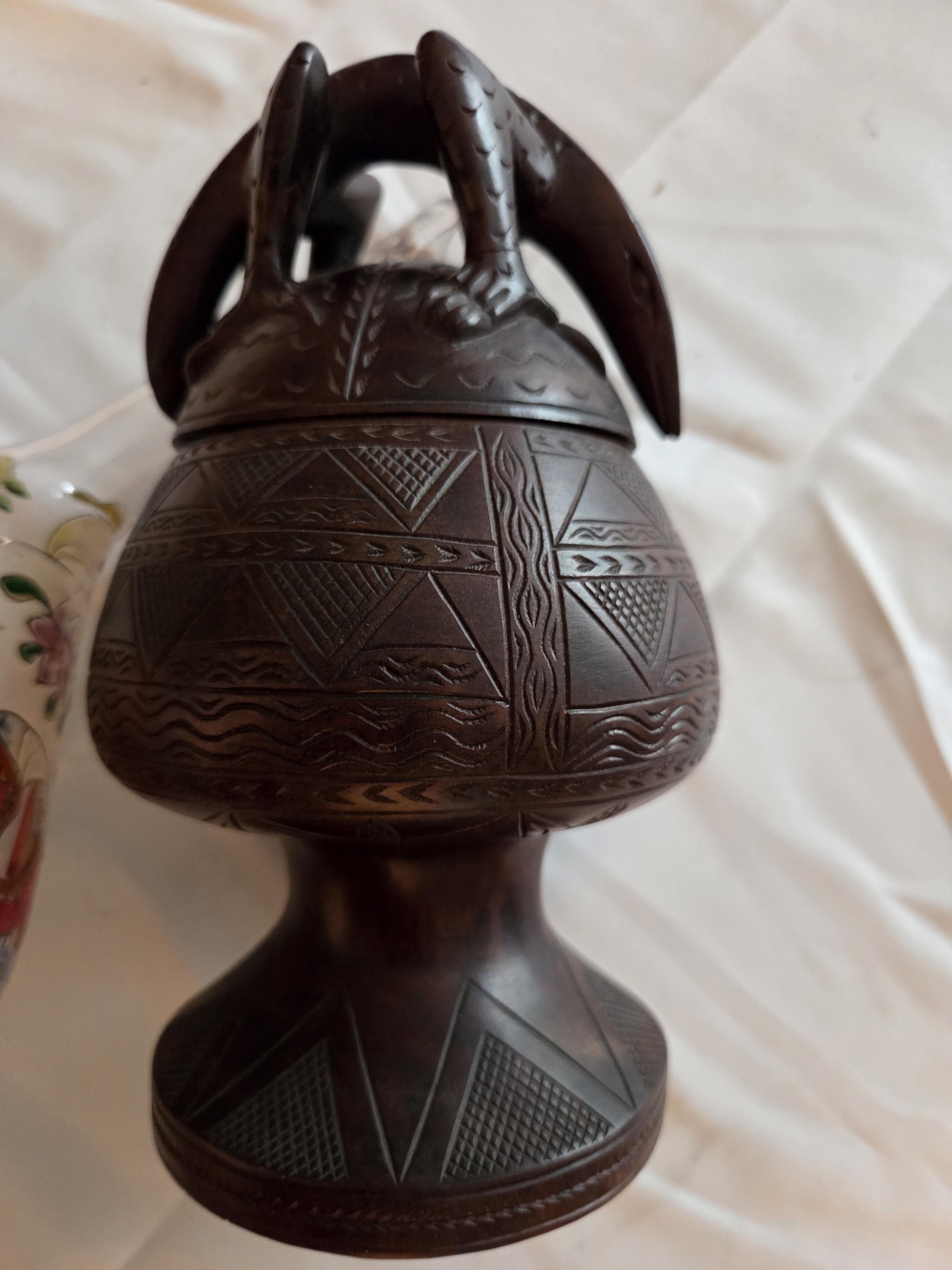 Kavel bestaande uit een gedecoreerde porron (Spaanse schenkkan) en een donkere vaas/bokaal met geometrisch motief en figuur op het deksel – Lot 108 – foto 2 – kavel bij Goeiendeal,
