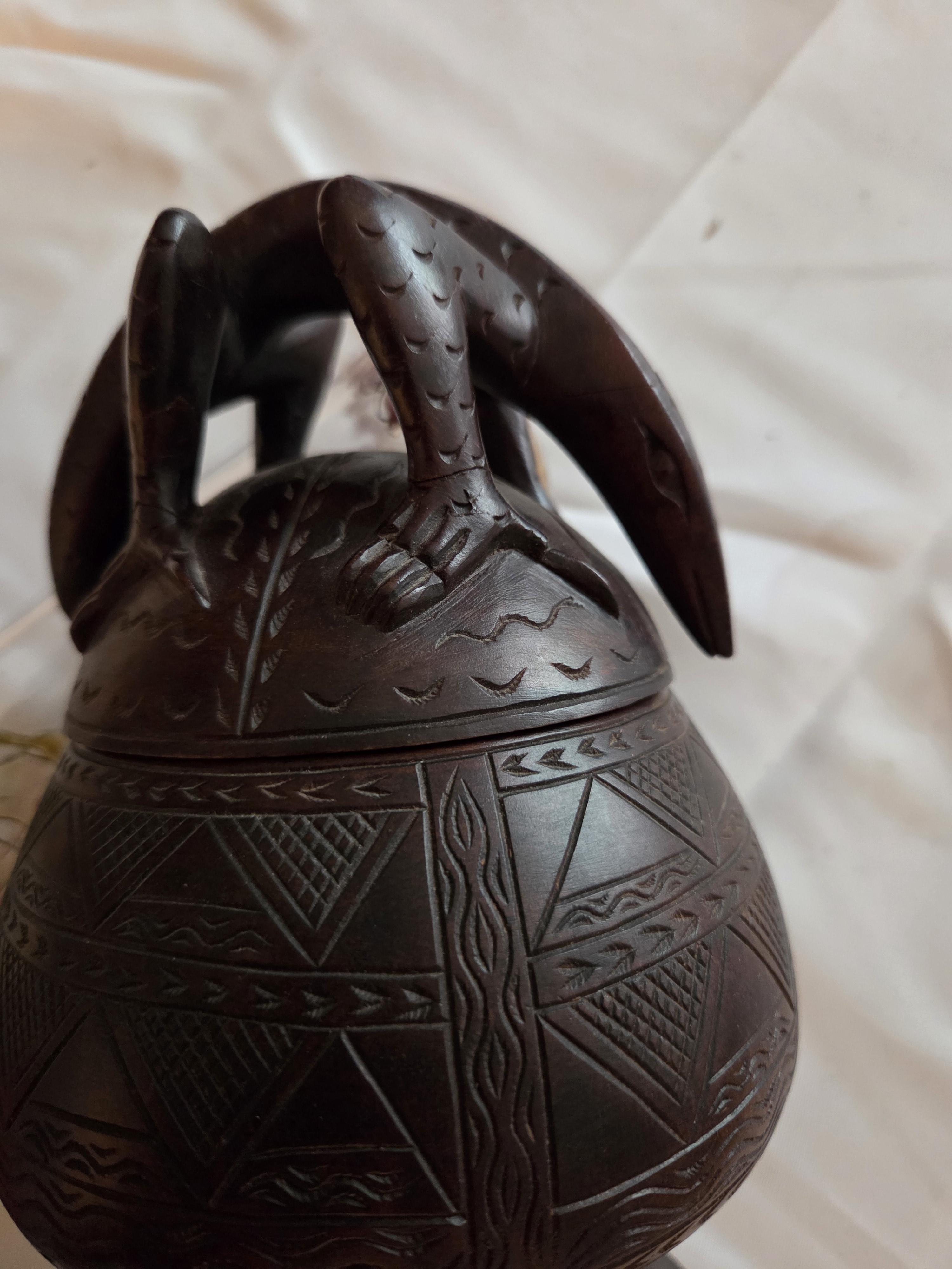 Kavel bestaande uit een gedecoreerde porron (Spaanse schenkkan) en een donkere vaas/bokaal met geometrisch motief en figuur op het deksel – Lot 108 – foto 3 – kavel bij Goeiendeal,