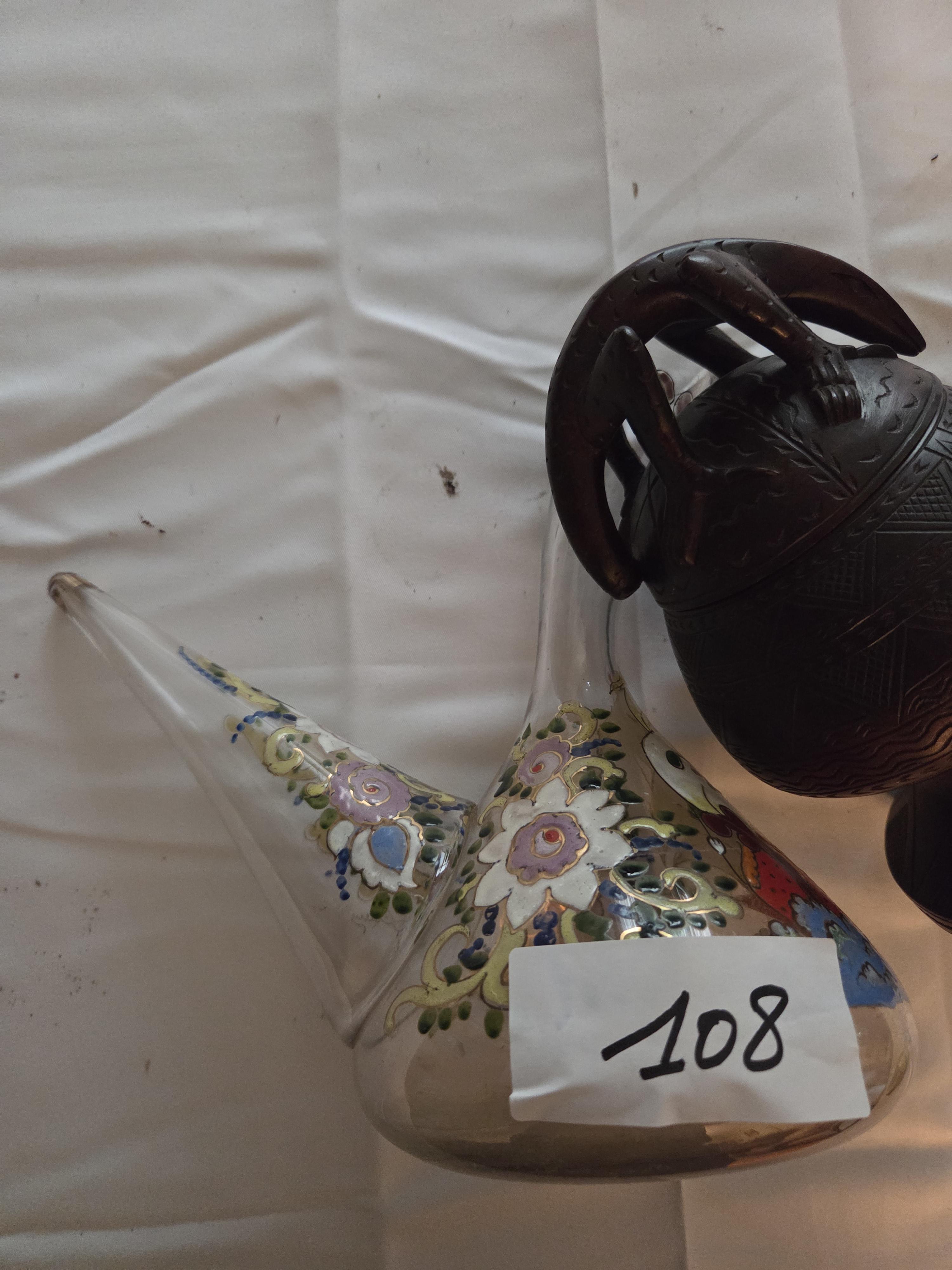 Kavel bestaande uit een gedecoreerde porron (Spaanse schenkkan) en een donkere vaas/bokaal met geometrisch motief en figuur op het deksel – Lot 108 – foto 4 – kavel bij Goeiendeal,