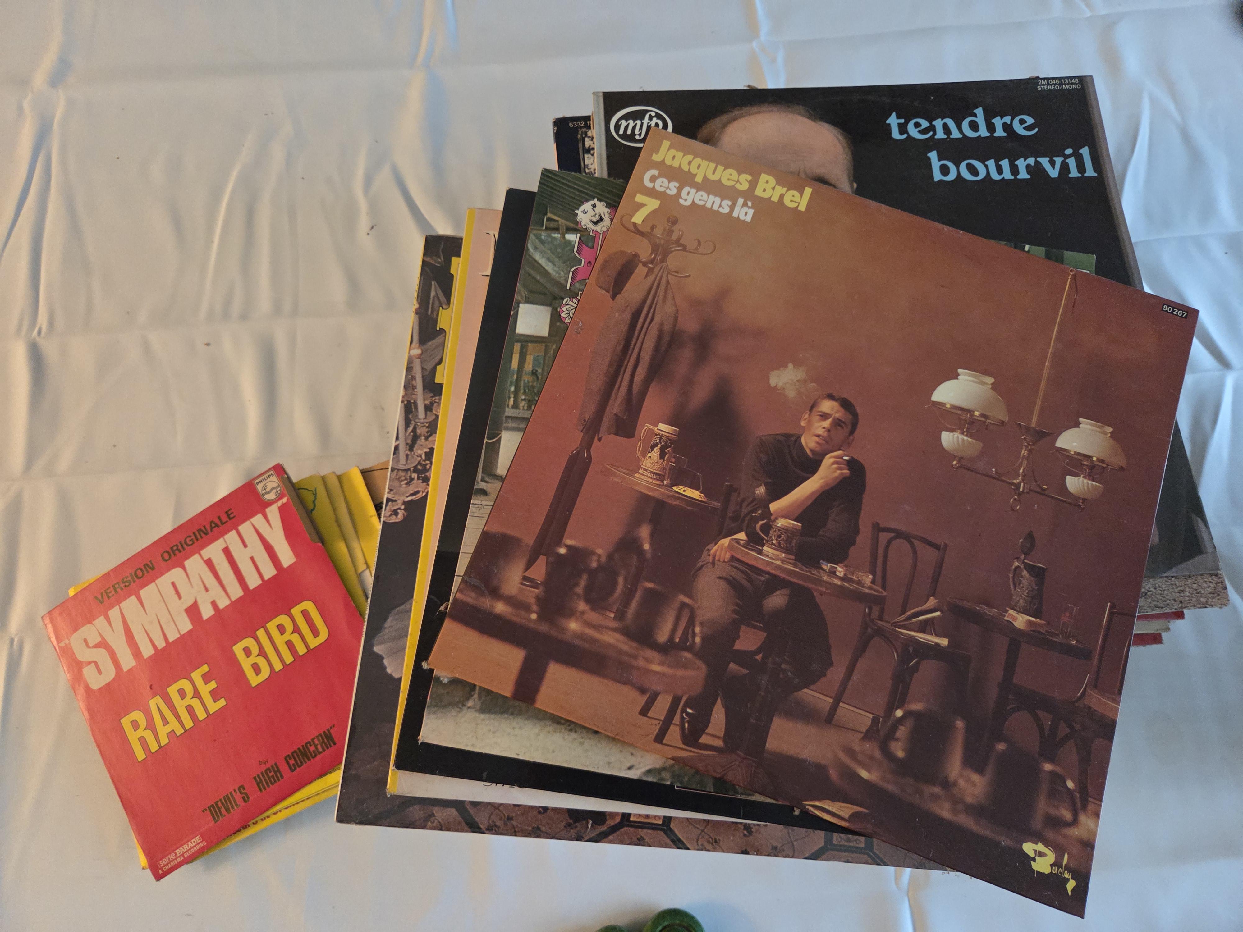 Stapel vinylplaten (lp's en singles), met onder andere werk van Jacques Brel (Ces gens là), Bourvil (Tendre Bourvil) en Rare Bird – Lot 110 – kavel bij Goeiendeal, Jette